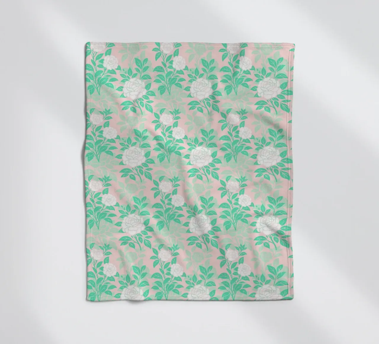 Fiori di camelia verdi e bianchi coperta in pile da SilverPegasus