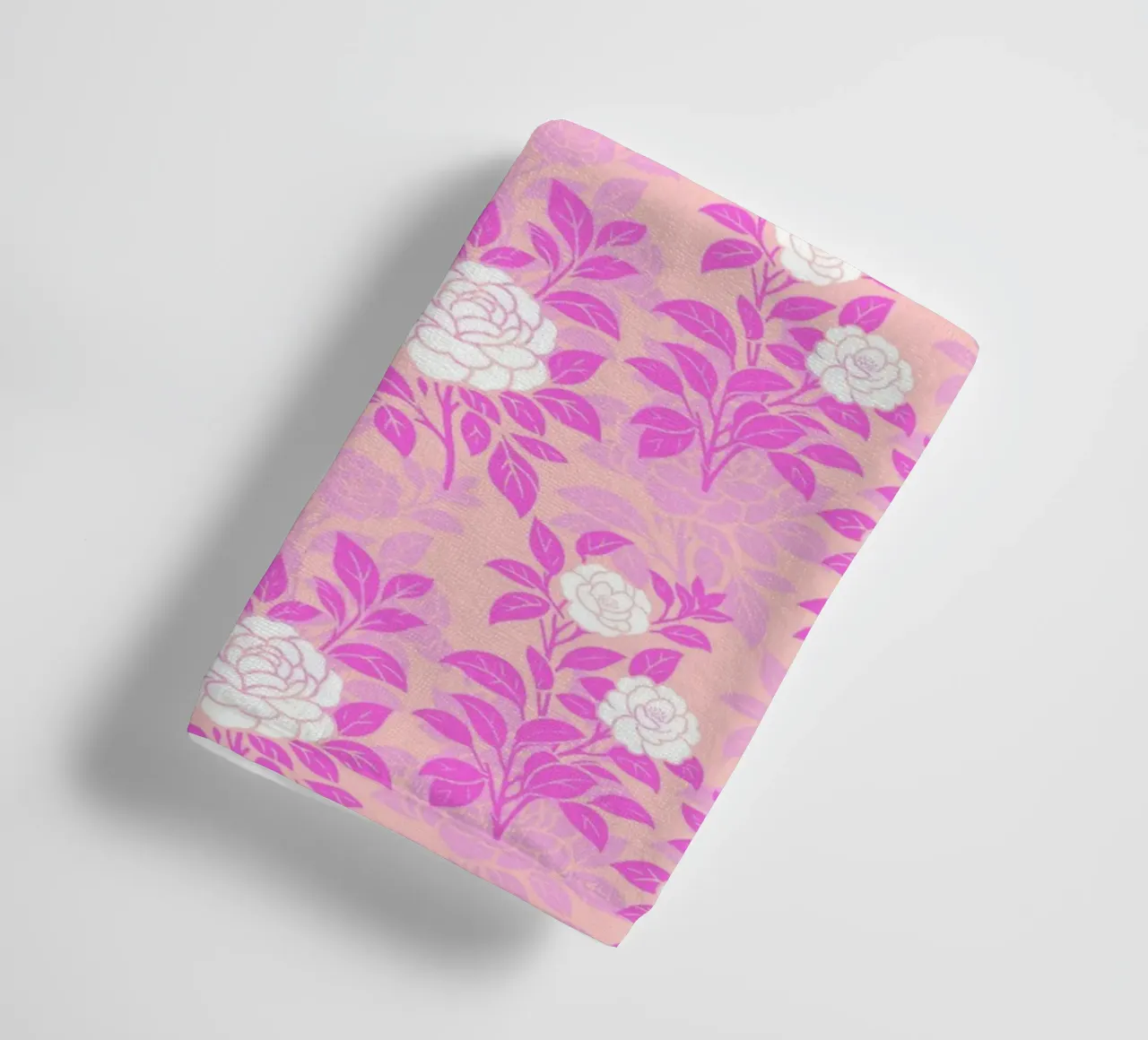 Fiori di camelia rosa e pesca asciugamano da bagno da SilverPegasus