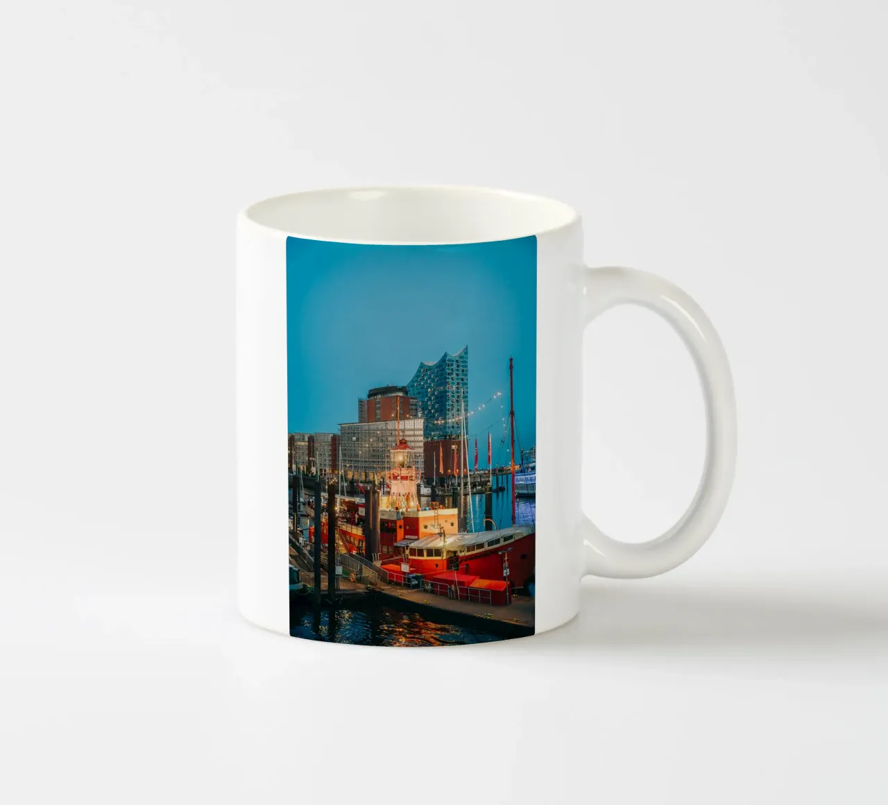 Amburgo, Landungsbrücken - Elbphilharmonie in serata tazza in ceramica da Bold and Retro