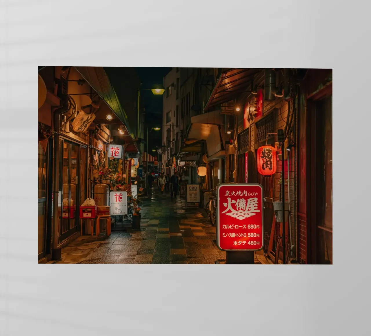 Scena notturna di strada a Fukuoka, Giappone pellicola backlit da Marcel Bisig