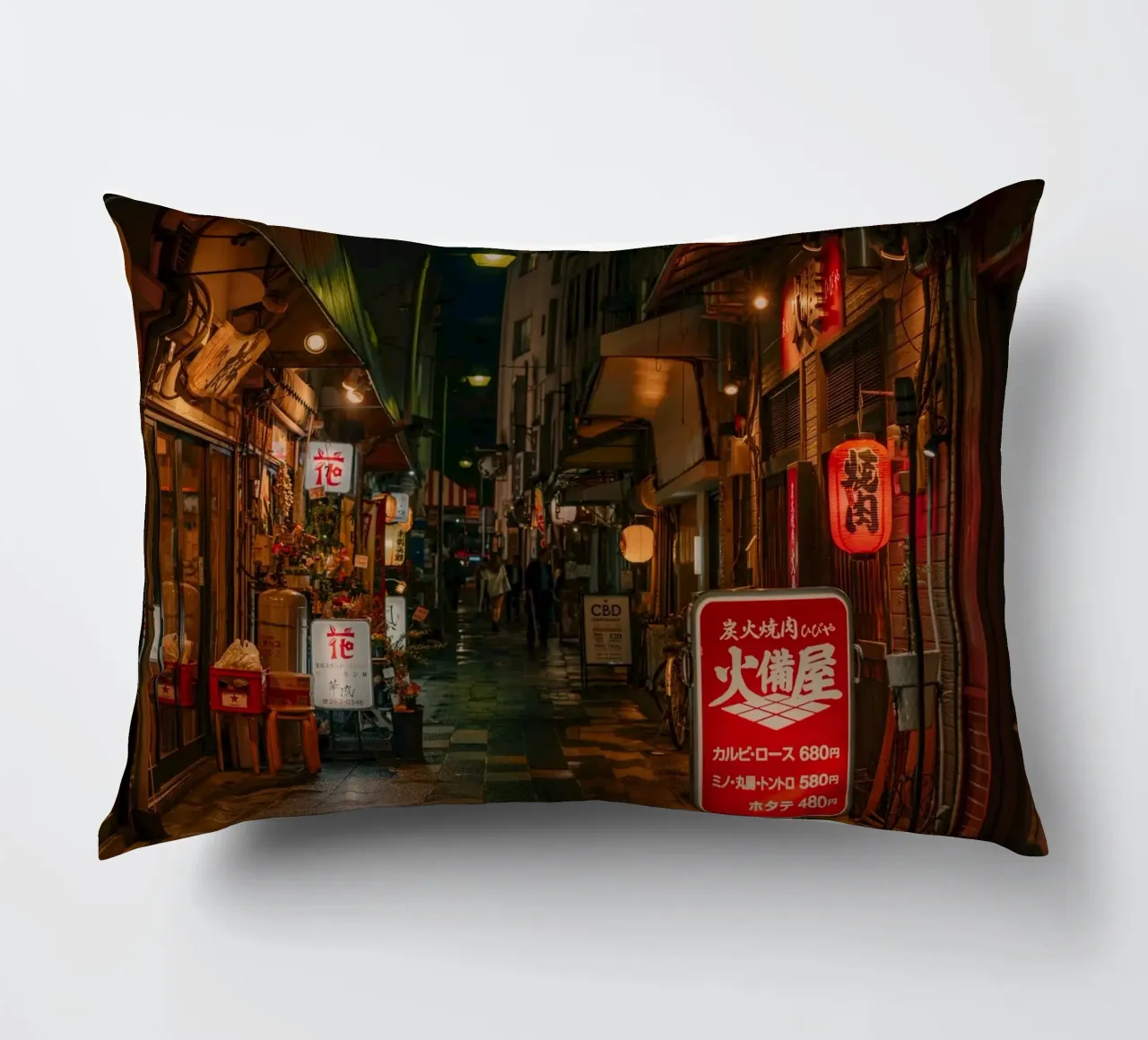 Scena notturna di strada a Fukuoka, Giappone cuscino da Marcel Bisig