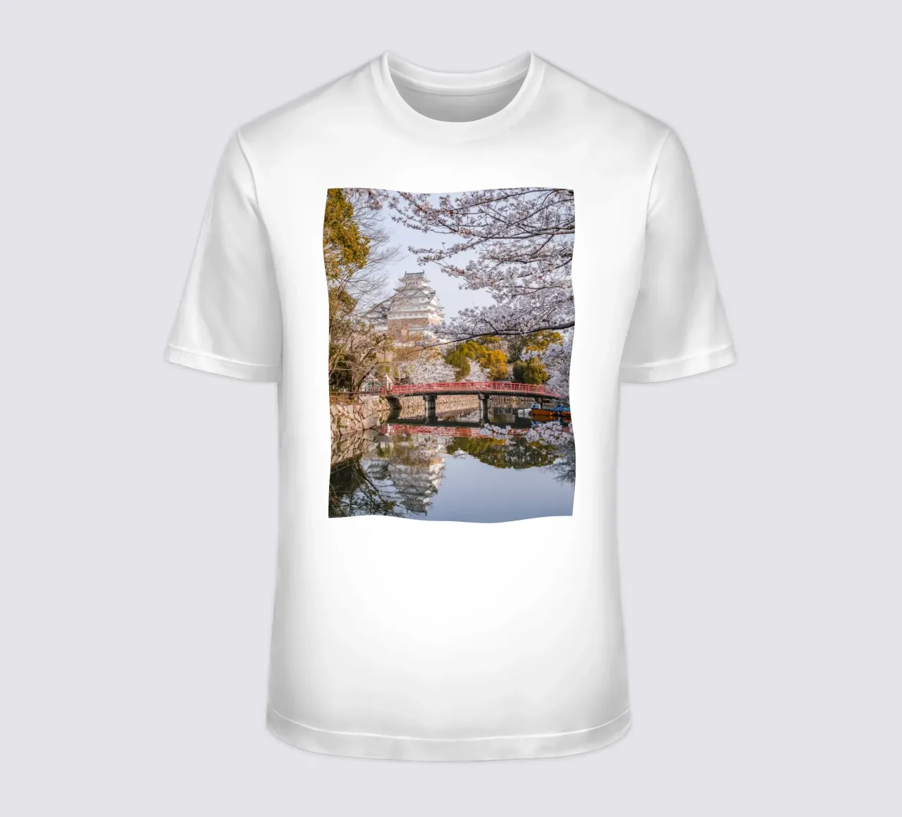 I ciliegi in fiore del castello di Himeji, Giappone t-shirt da Marcel Bisig