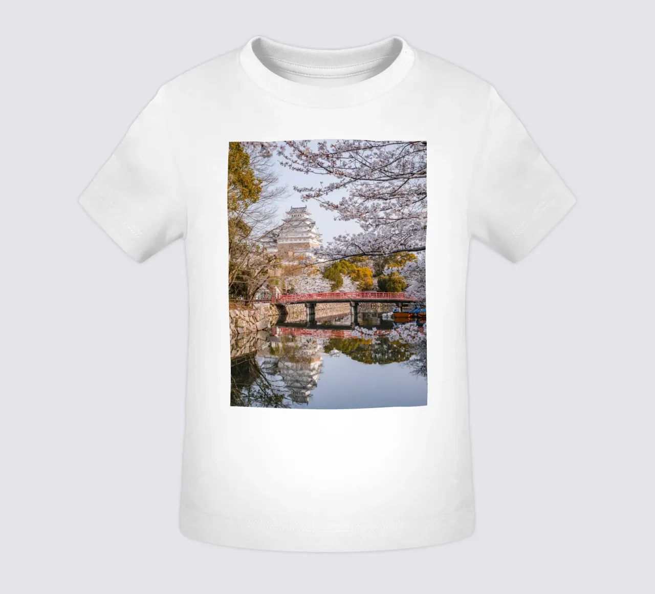 I ciliegi in fiore del castello di Himeji, Giappone maglietta neonato da Marcel Bisig