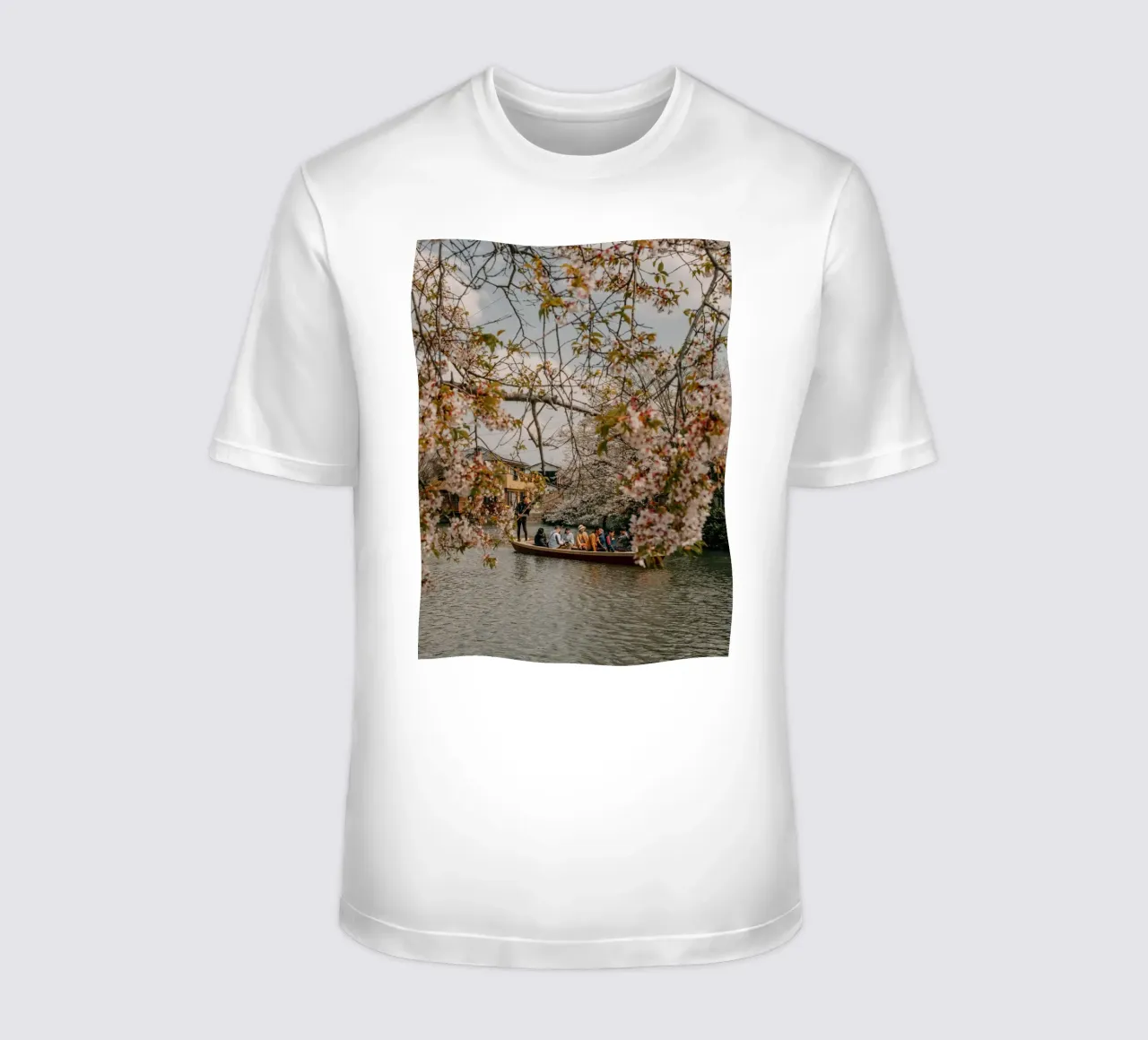 Giro in barca per la fioritura dei ciliegi a Yanagawa, Giappone t-shirt da Marcel Bisig