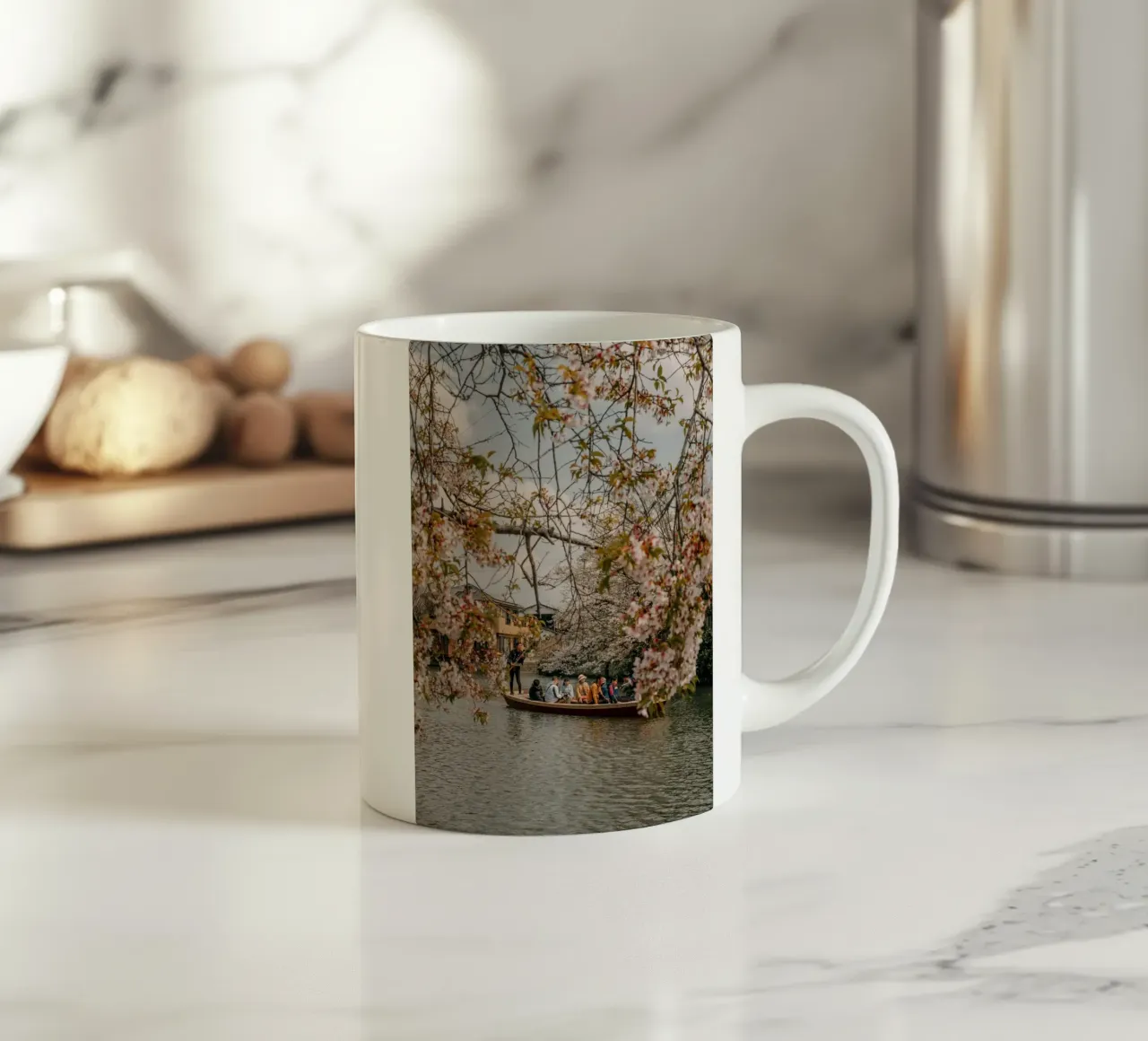 Giro in barca per la fioritura dei ciliegi a Yanagawa, Giappone tazza in ceramica da Marcel Bisig