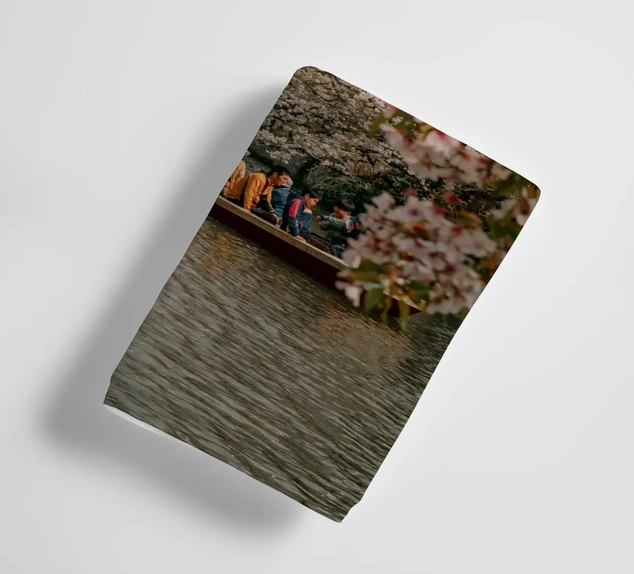 Giro in barca per la fioritura dei ciliegi a Yanagawa, Giappone asciugamano da bagno da Marcel Bisig