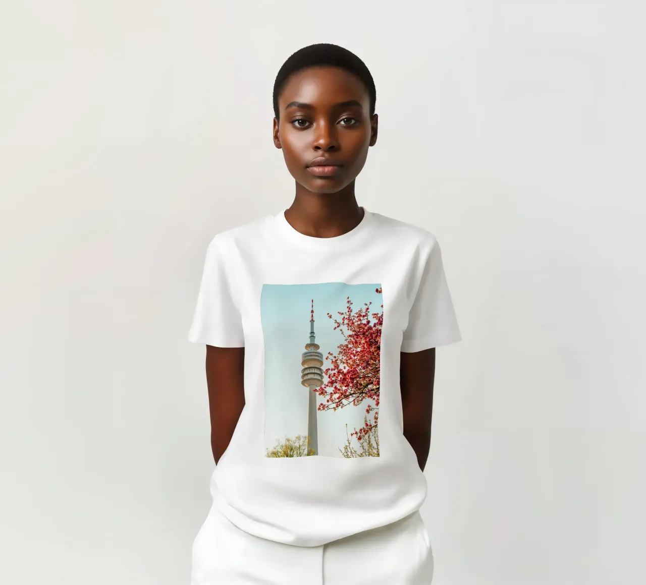 Torre della televisione di Monaco di Baviera in primavera con albero in fiore t-shirt da Bold and Retro