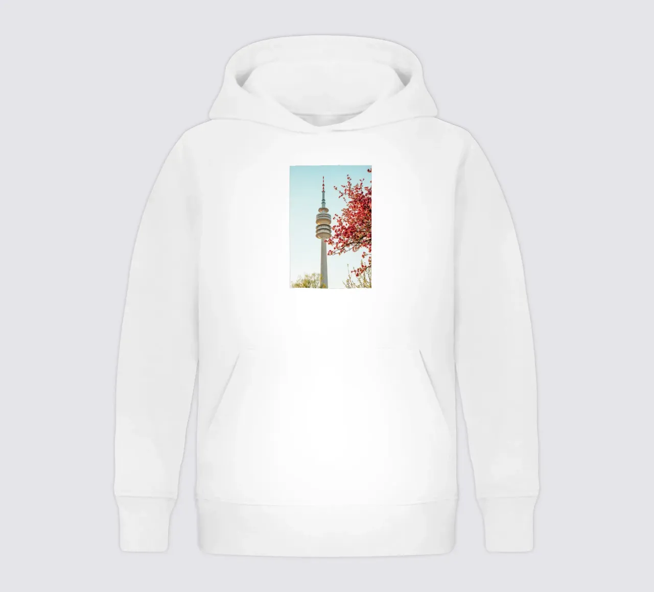 Torre della televisione di Monaco di Baviera in primavera con albero in fiore felpa bambino con cappuccio da Bold and Retro