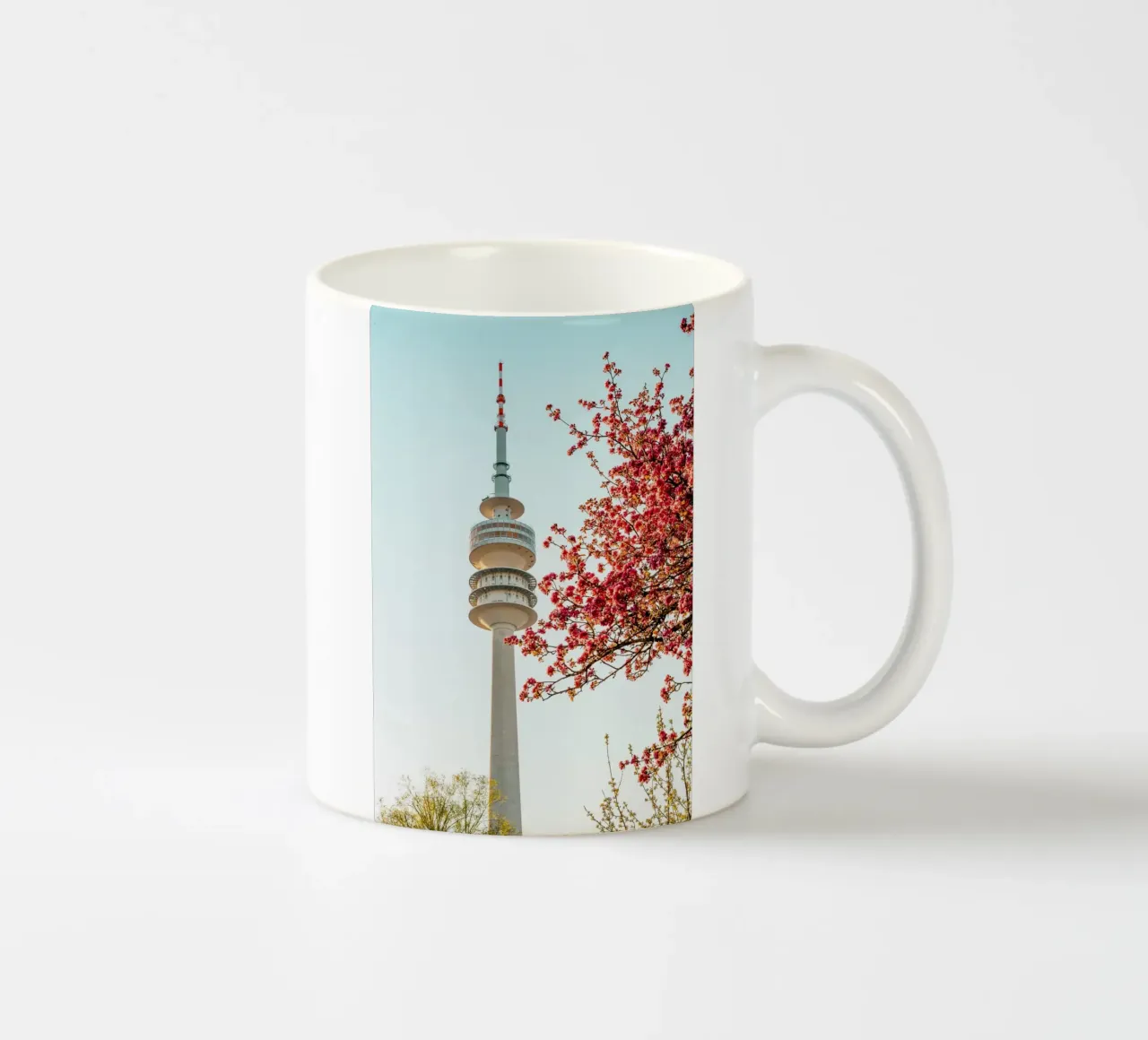 Torre della televisione di Monaco di Baviera in primavera con albero in fiore tazza in ceramica da Bold and Retro