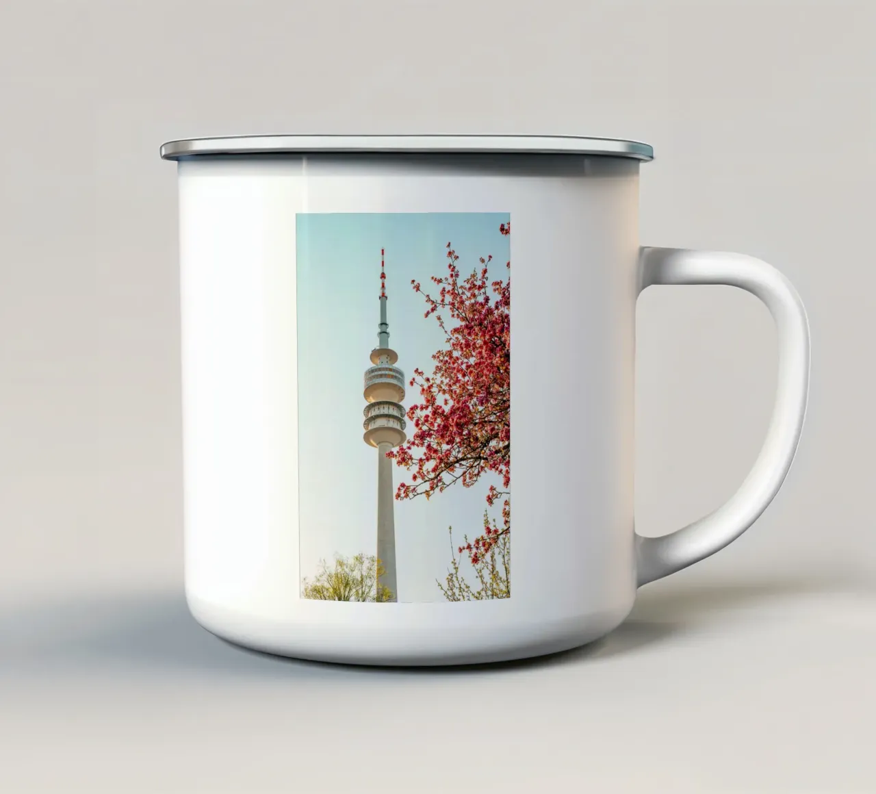 Torre della televisione di Monaco di Baviera in primavera con albero in fiore tazza in smalto da Bold and Retro