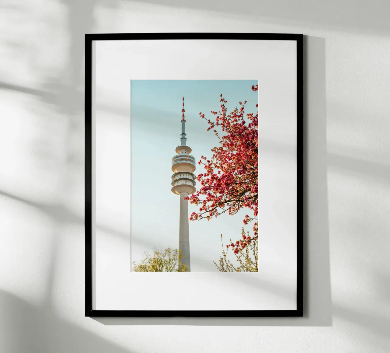 Torre della televisione di Monaco di Baviera in primavera con albero in fiore carta hahnemühle da Bold and Retro