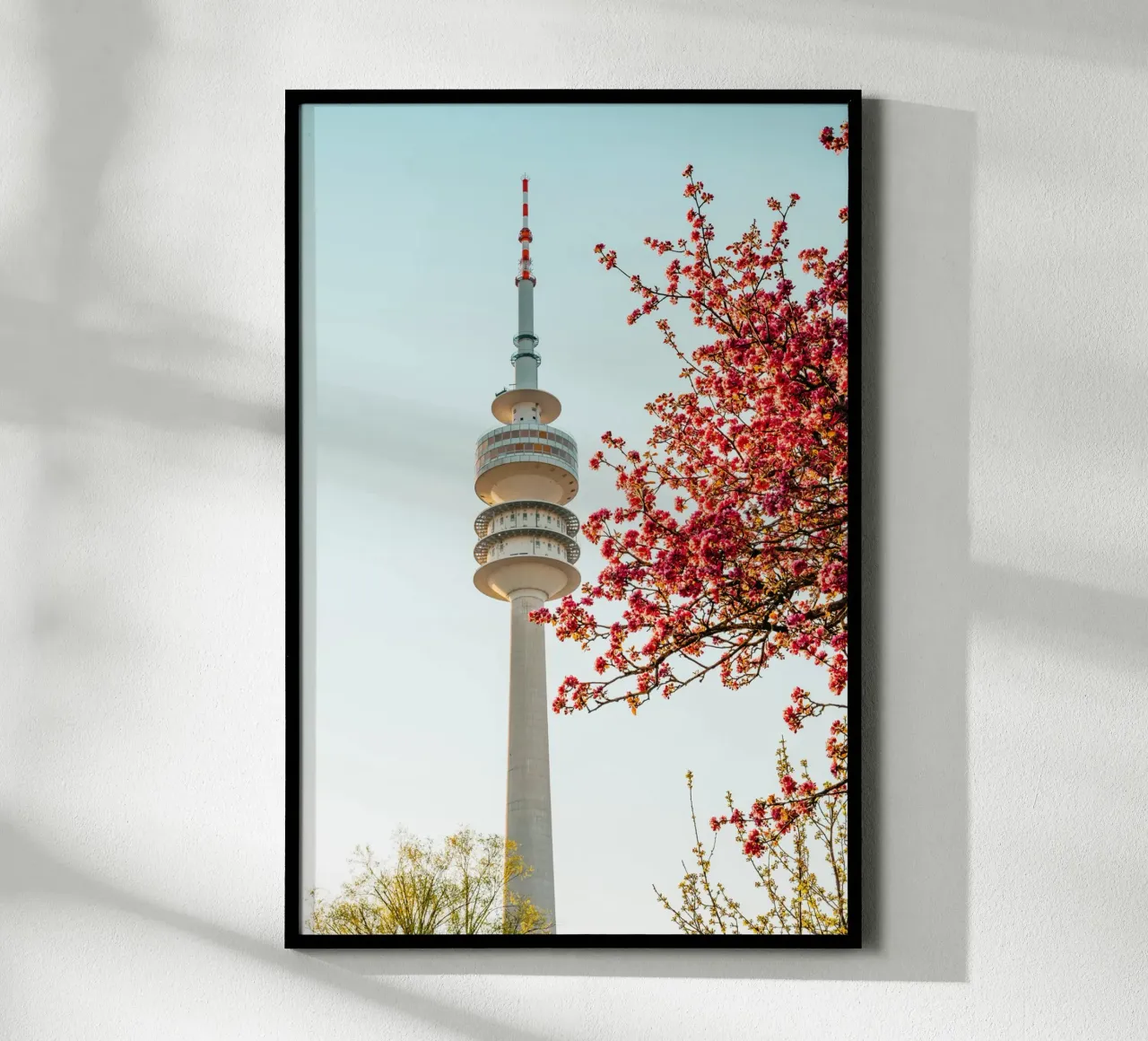 Torre della televisione di Monaco di Baviera in primavera con albero in fiore carta hahnemühle da Bold and Retro
