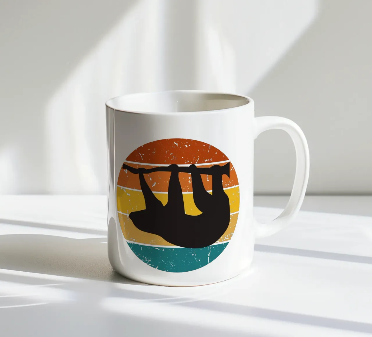 Bradipo davanti a un tramonto retrò tazza in ceramica da SlothStella