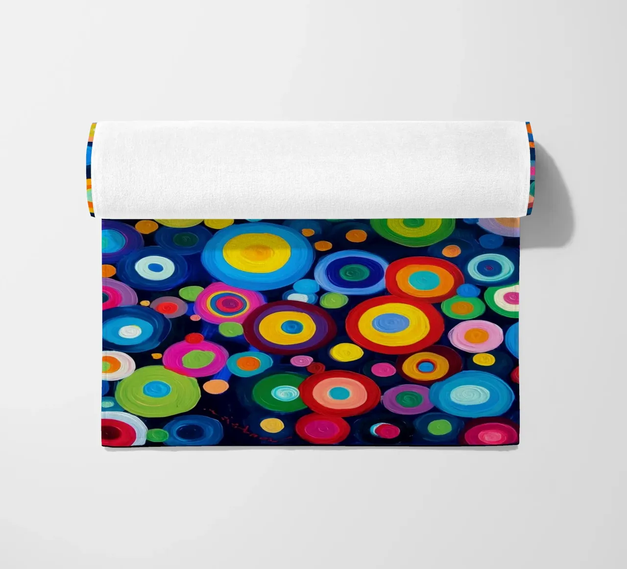 Het regent kleurrijke cirkels | Abstract Canvas Schilderij strandhanddoek van Autofocus