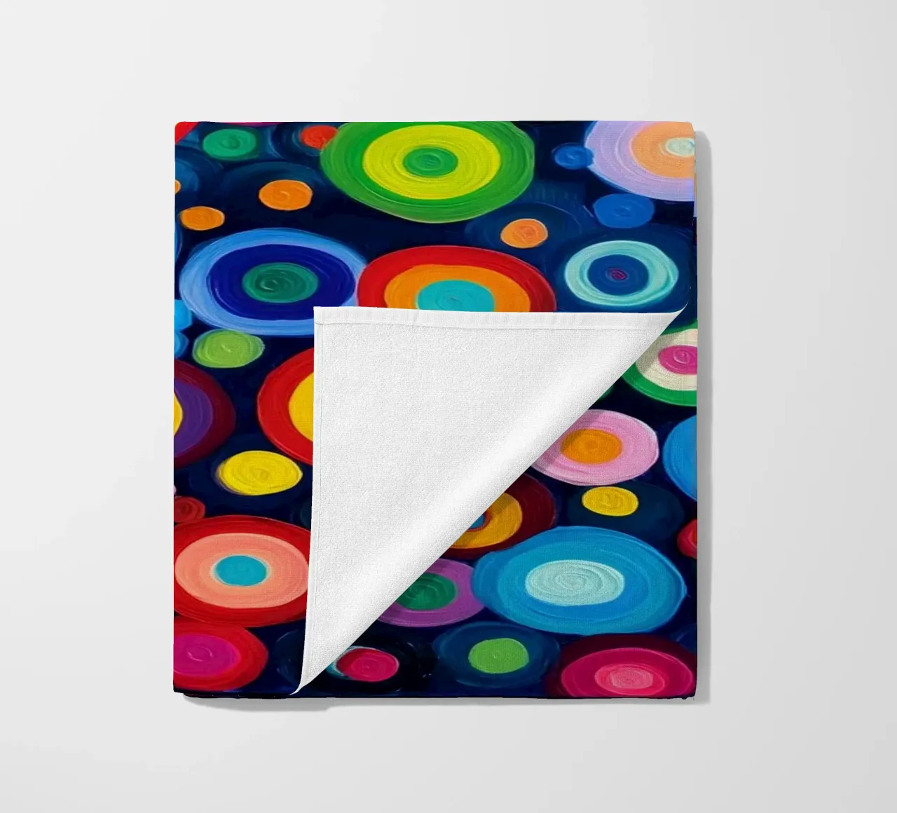 Het regent kleurrijke cirkels | Abstract Canvas Schilderij strandhanddoek van Autofocus