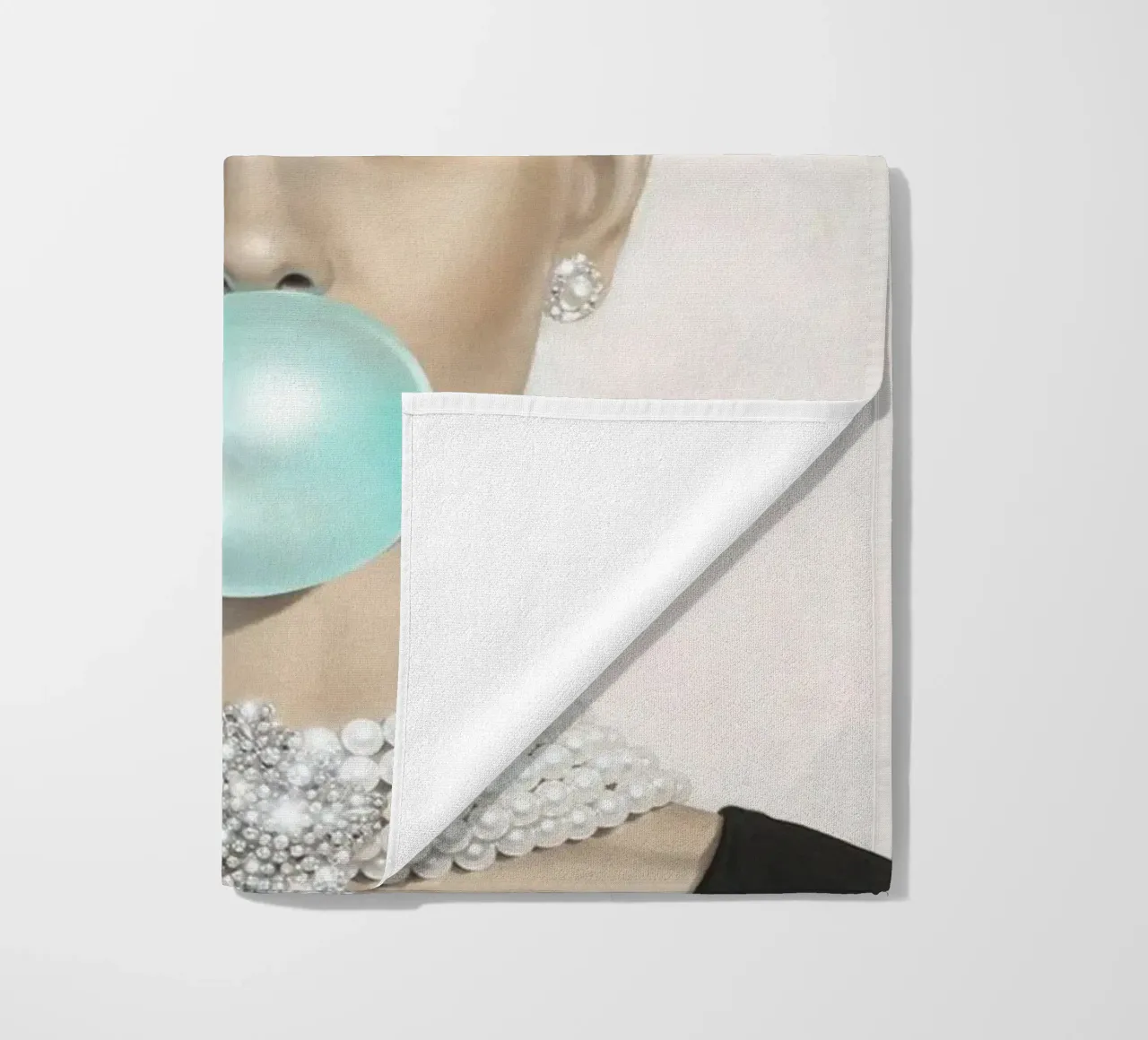 Pallone sulle labbra telo mare da Alex happy shop