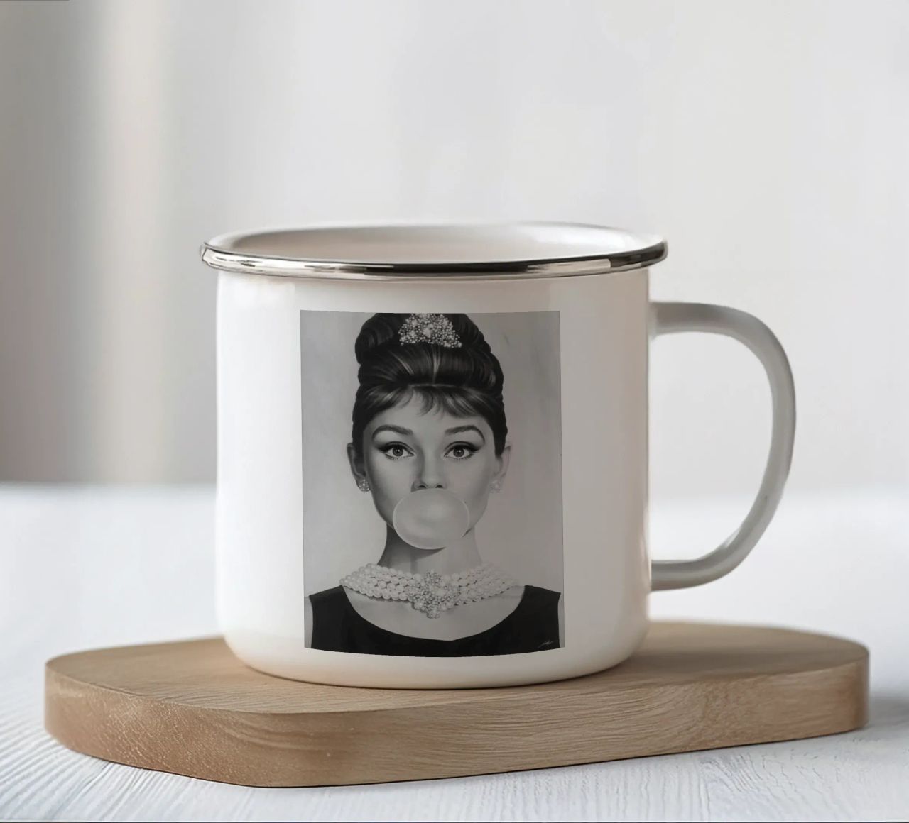 Audrey in bianco e nero tazza in smalto da Piere art Shops