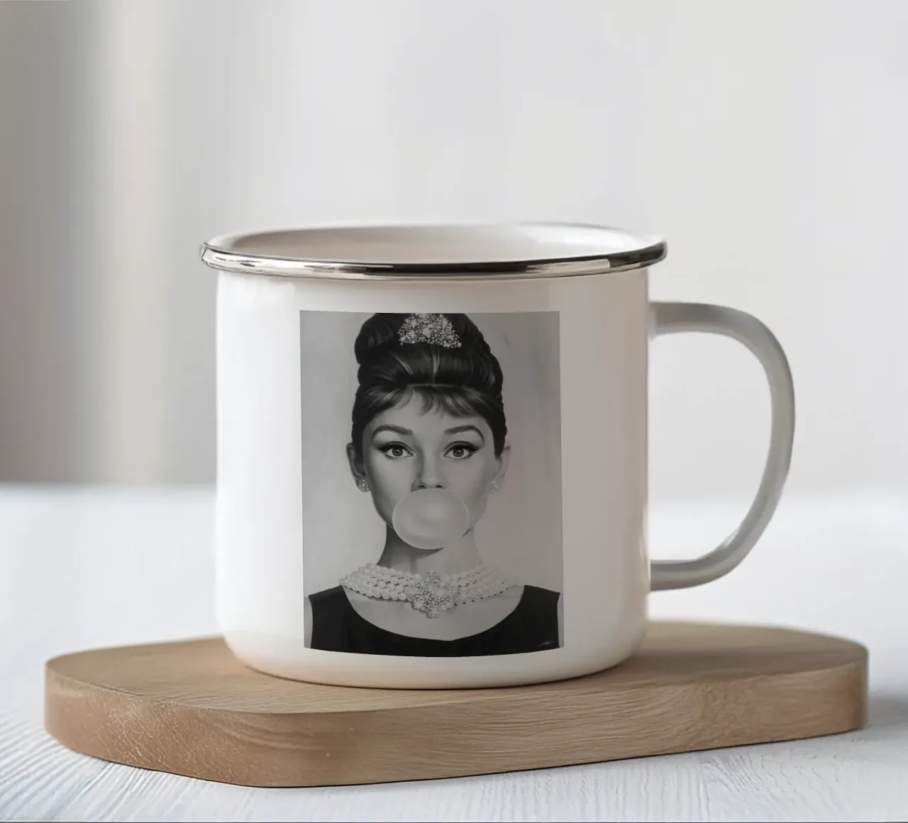 Audrey in bianco e nero tazza in smalto da Piere art Shops