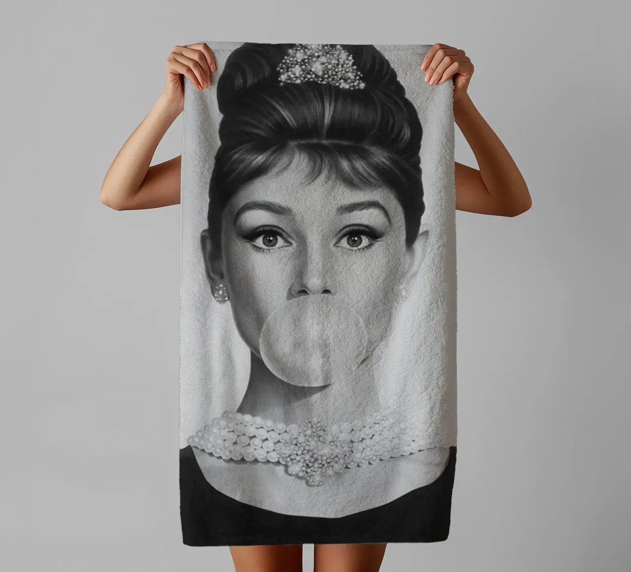 Audrey in bianco e nero asciugamano da bagno da Piere art Shops