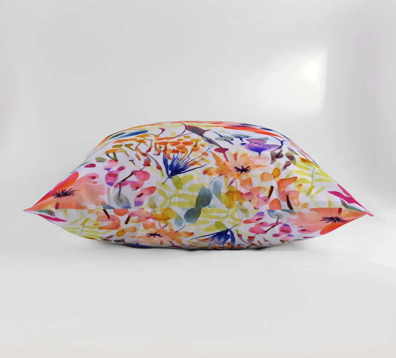 Studio di fiori acquerellati multicolore cuscino da Andrea Haase Modern Home