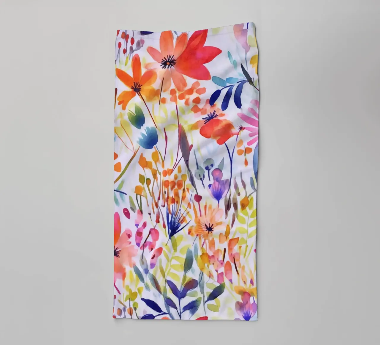 Studio di fiori acquerellati multicolore asciugamano da bagno da Andrea Haase Modern Home