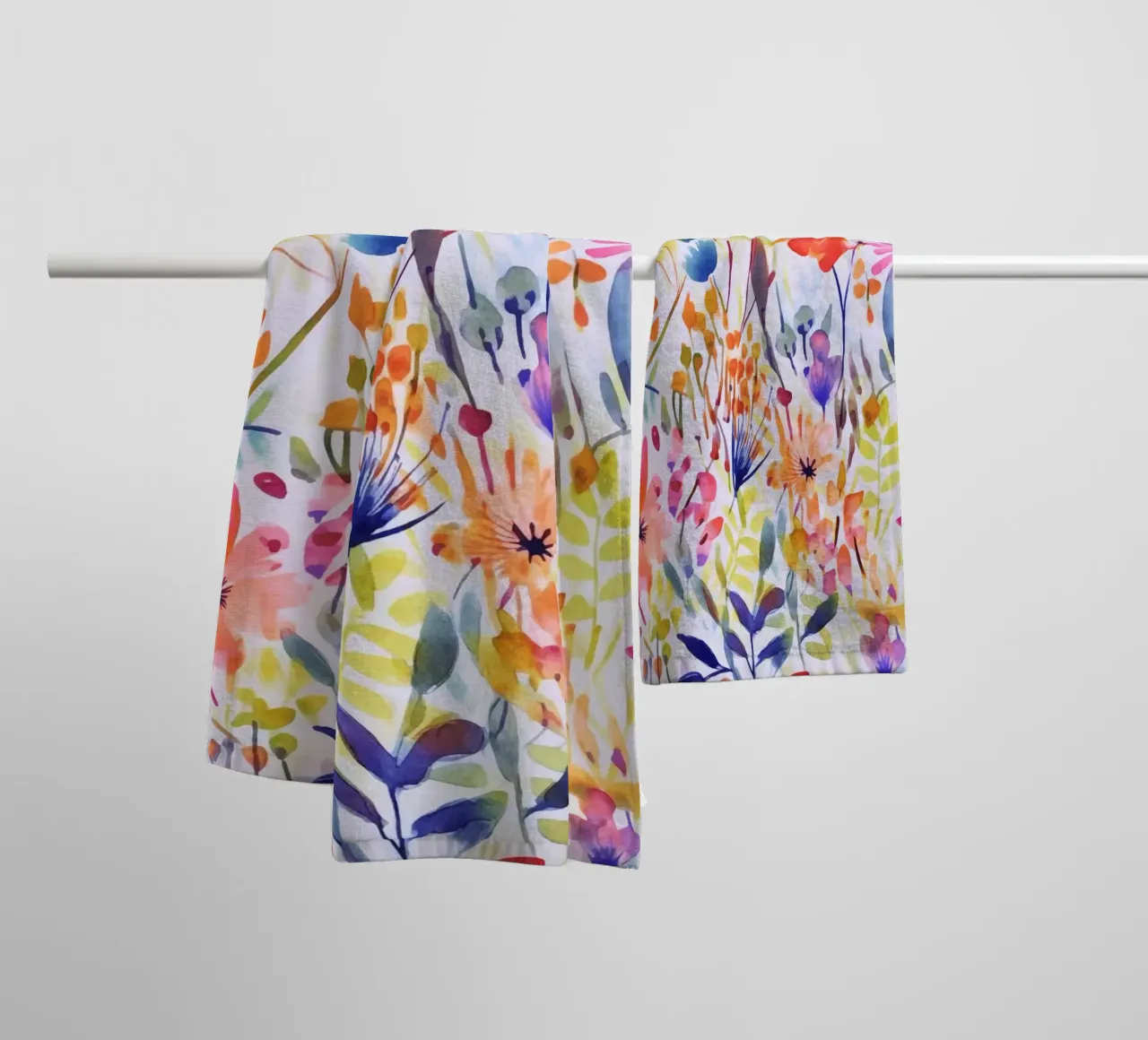 Studio di fiori acquerellati multicolore asciugamano da bagno da Andrea Haase Modern Home