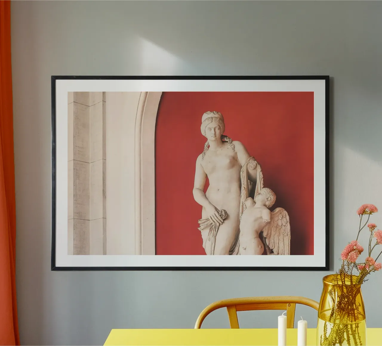 Roma, Italia I Statua antica minimalista su un muro rosso poster con telaio in alluminio da Julie Travel Photography