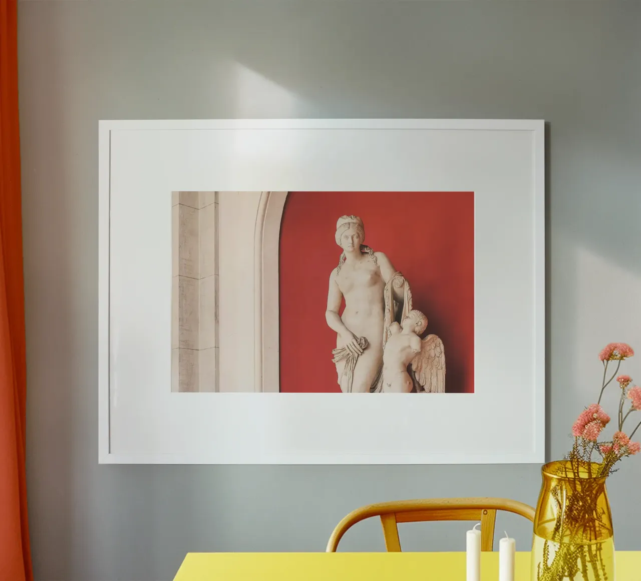 Roma, Italia I Statua antica minimalista su un muro rosso poster con telaio in alluminio da Julie Travel Photography