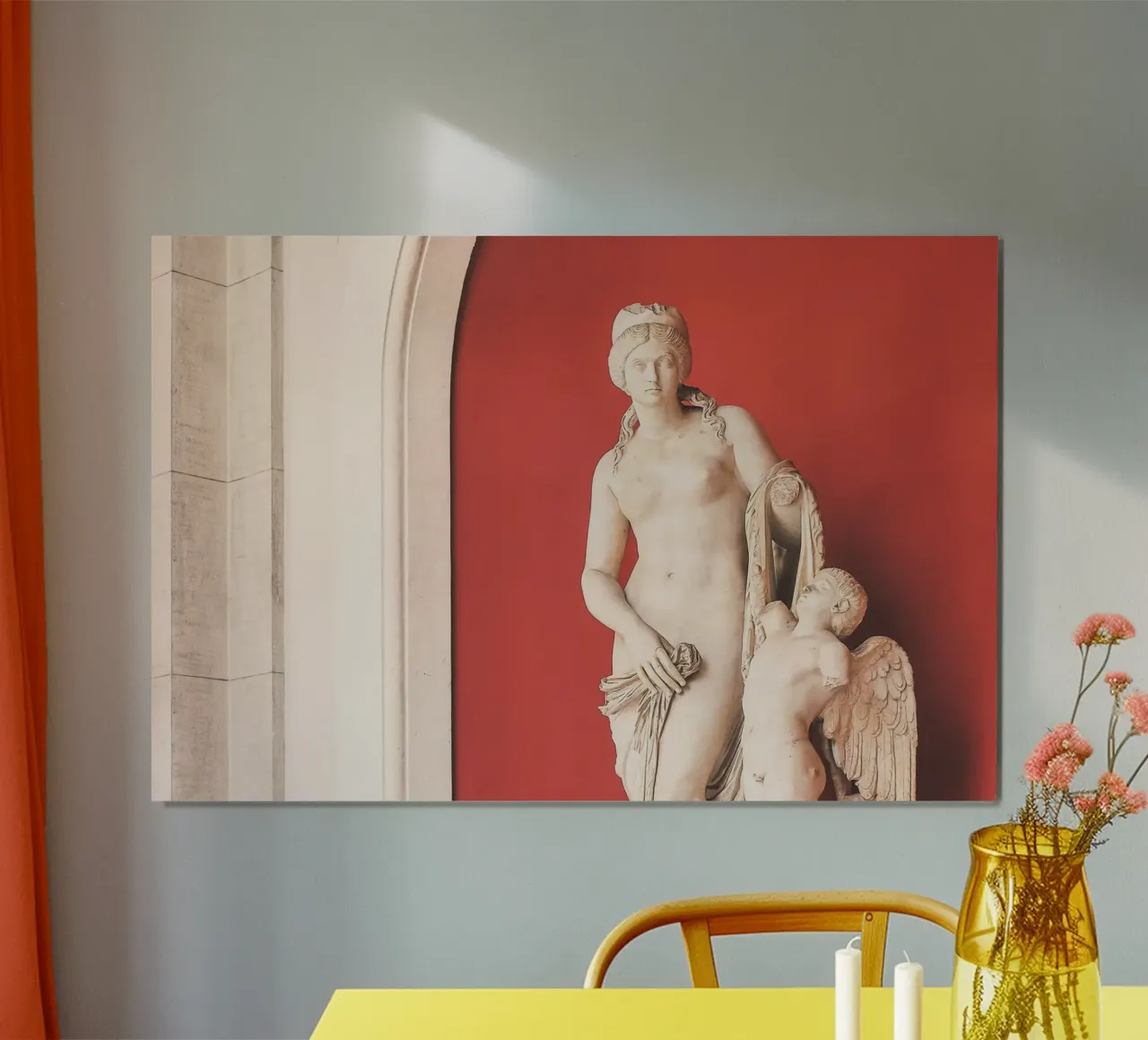 Roma, Italia I Statua antica minimalista su un muro rosso poster con telaio in alluminio da Julie Travel Photography