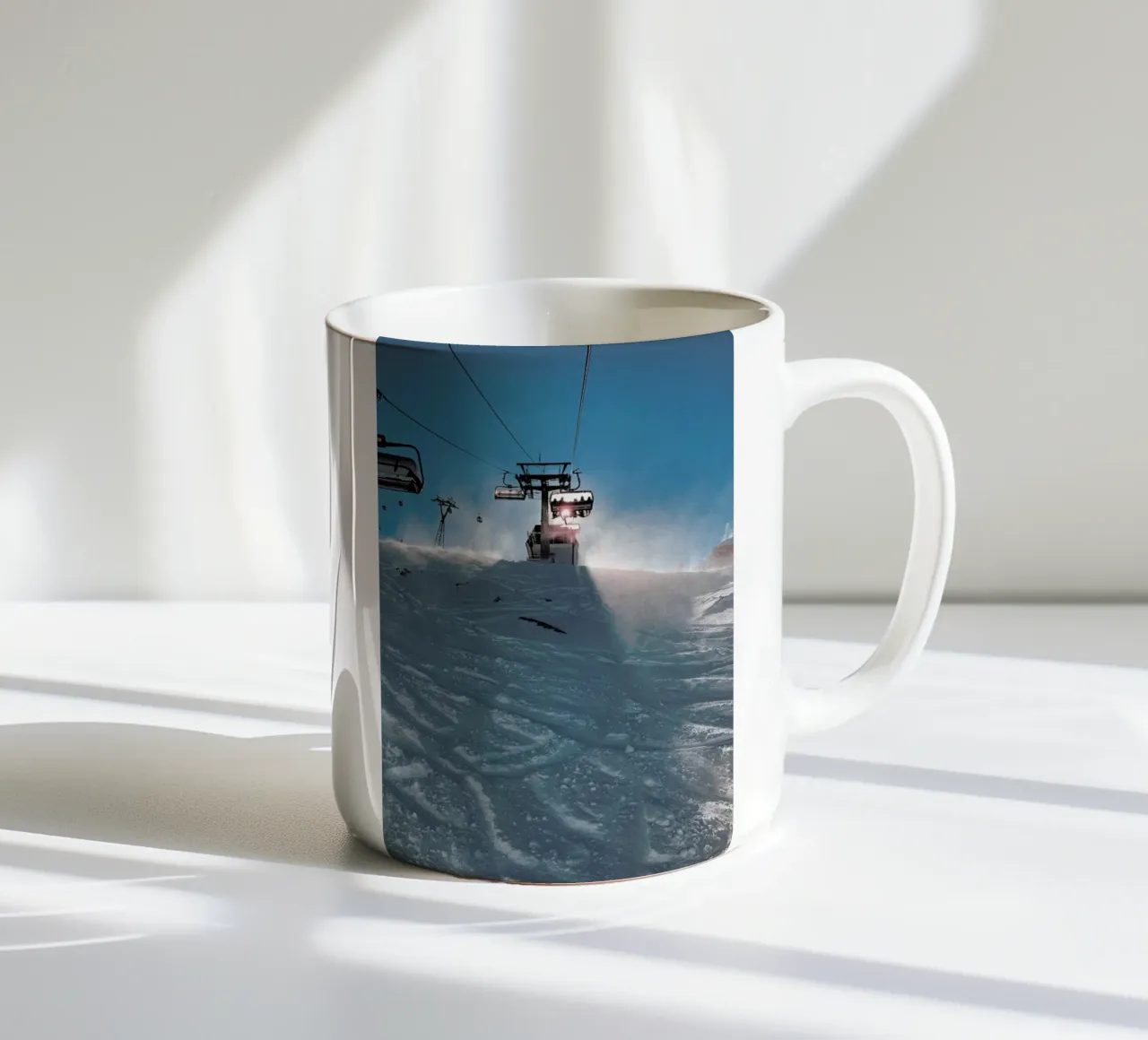 Let's Go Skiing tazza in ceramica da Sebastian Hilgetag