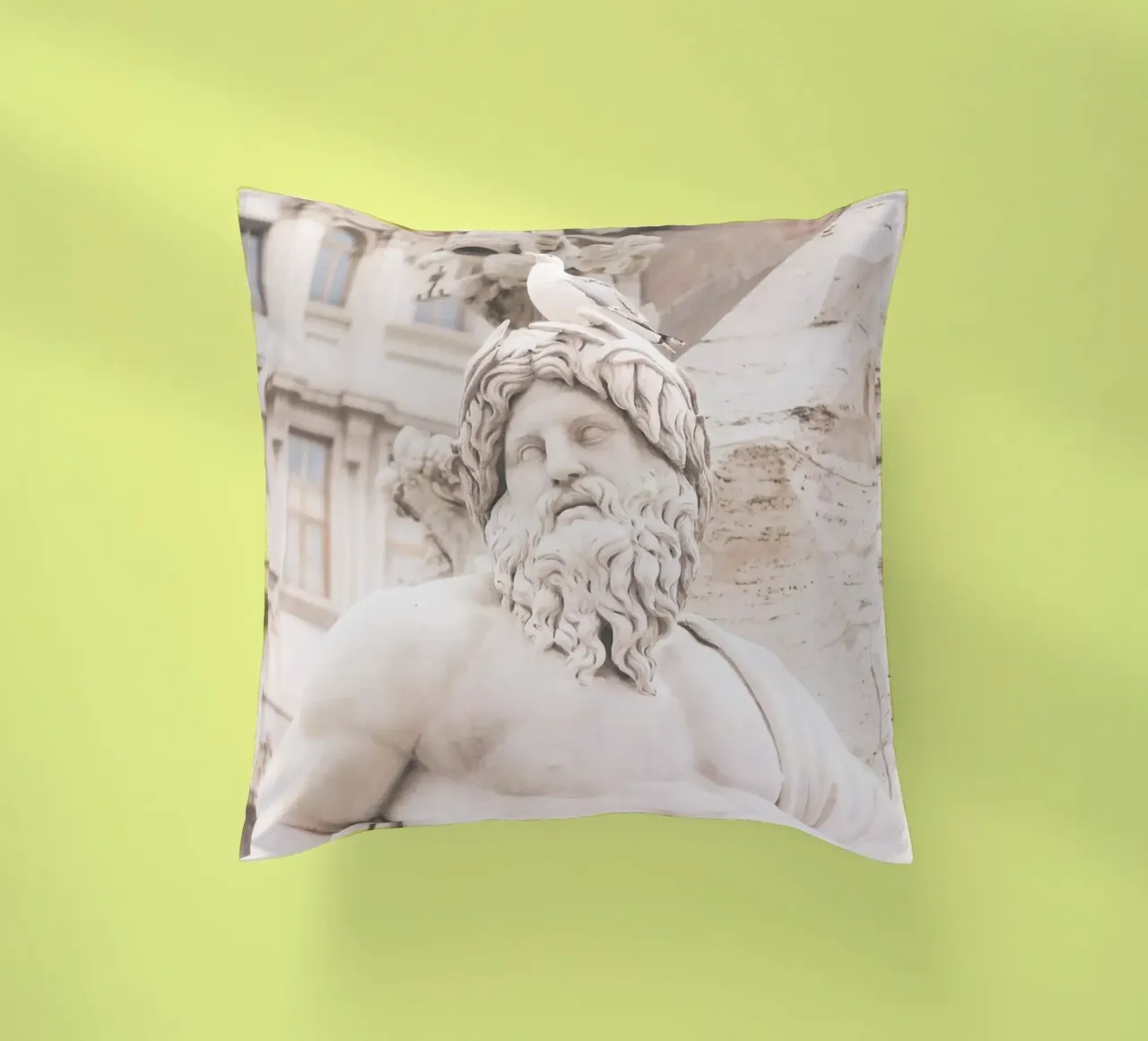 Roma, Italia I Gabbiano appollaiato su una statua antica e retrò cuscino da Julie Travel Photography