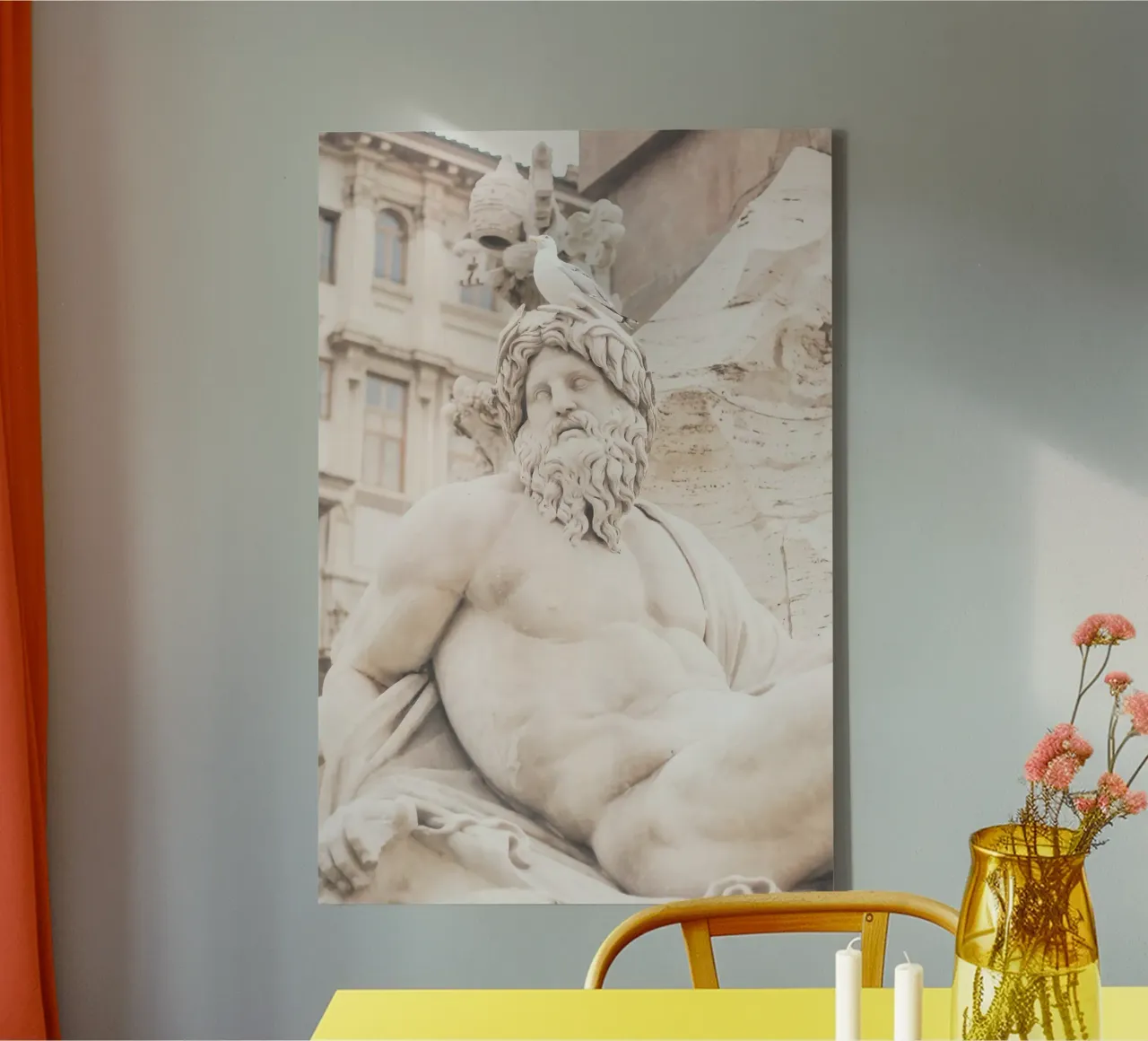 Rom, Italien I Möwe, die auf einer antiken Retro-Statue sitzt Leinwand mit Schattenfugenrahmen von Julie Travel Photography