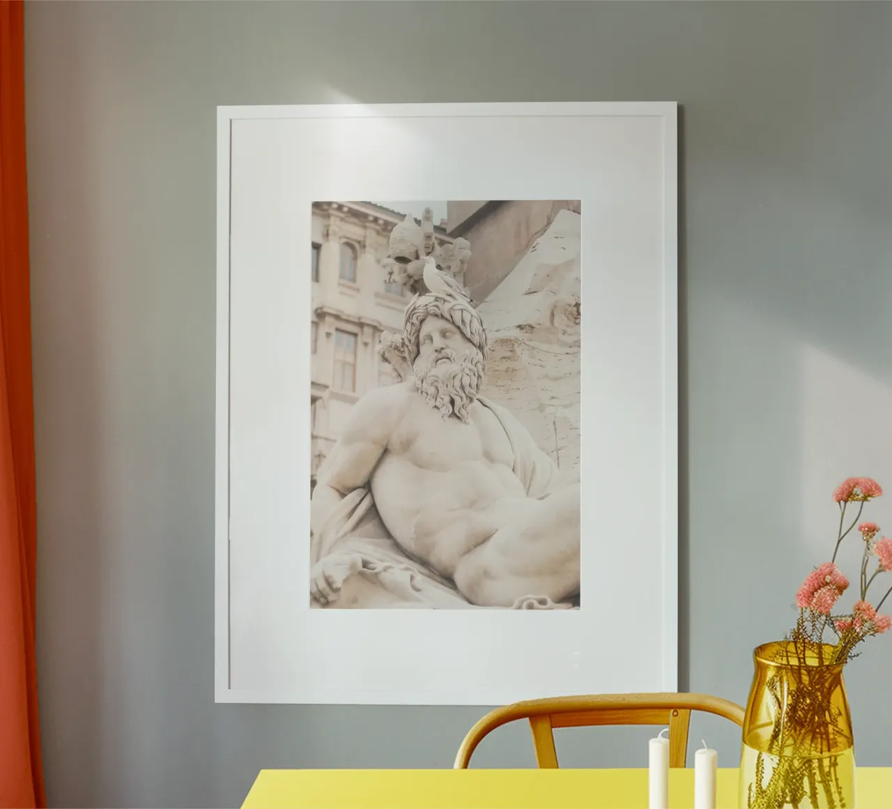 Roma, Italia I Gabbiano appollaiato su una statua antica e retrò poster con telaio in alluminio da Julie Travel Photography