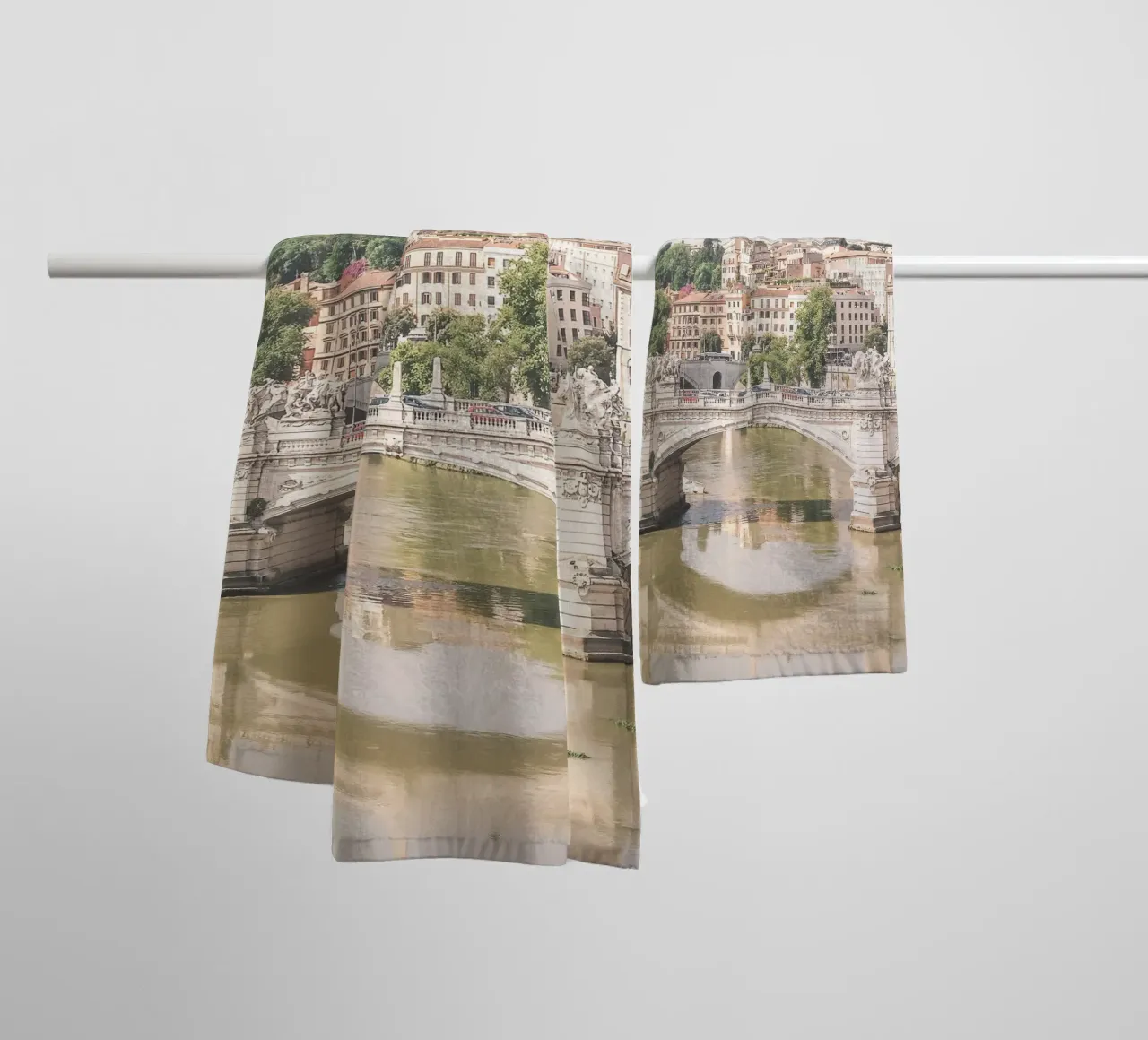Roma, Italia I Ponte Vittorio Emanuele sul fiume Tevere asciugamano da bagno da Julie Travel Photography