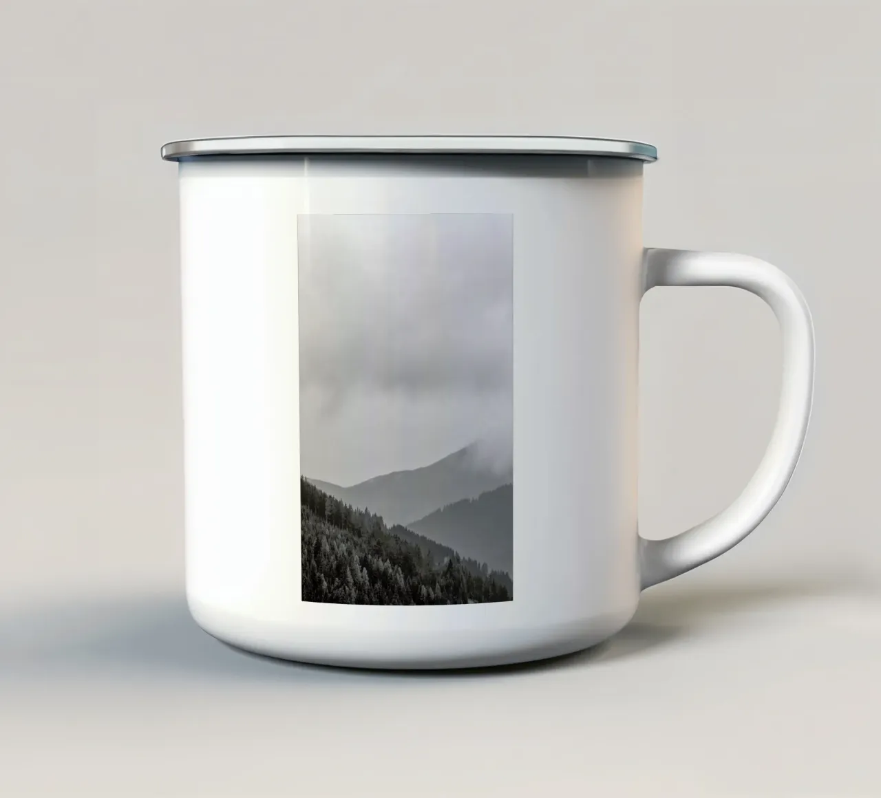 Layered Mountains tazza in smalto da Nur Mut