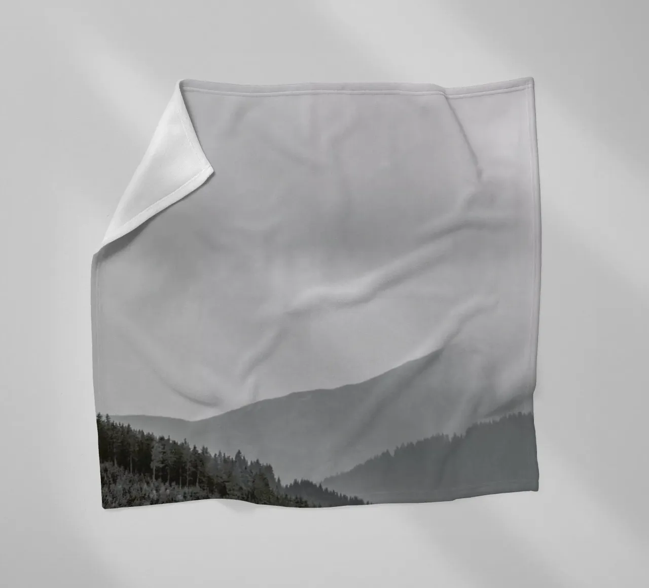 Layered Mountains coperta in pile da Nur Mut