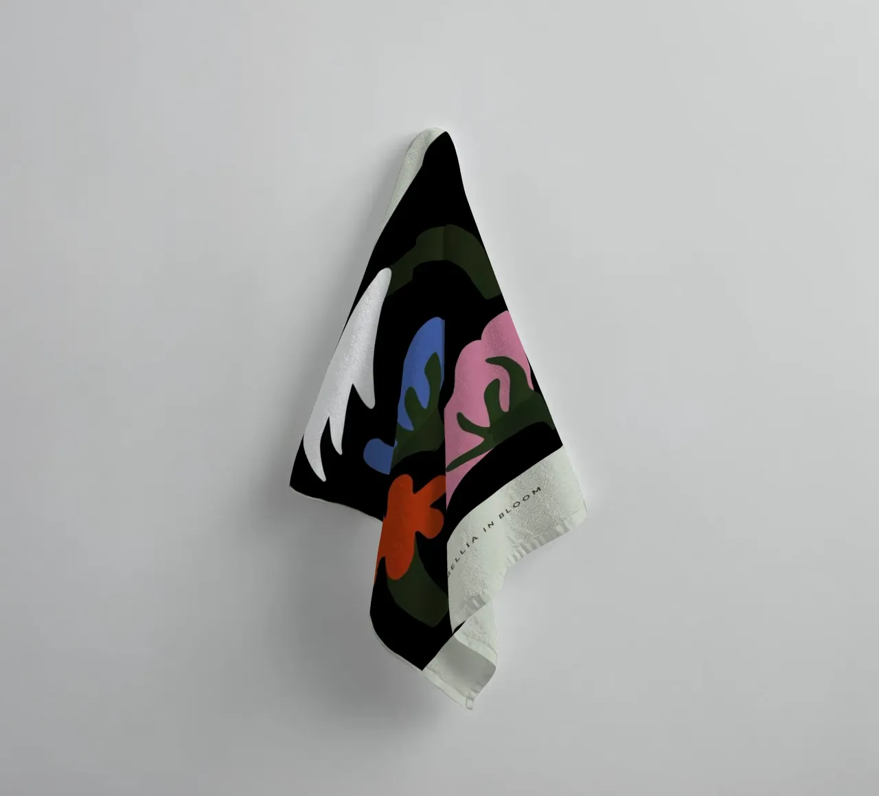 Camellia In Bloom II asciugamano da bagno da Studio One