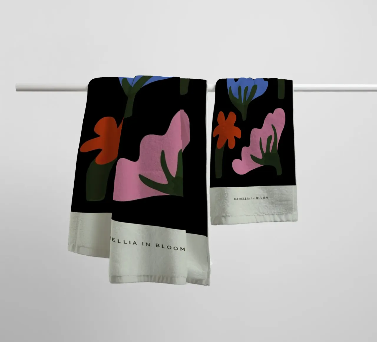 Camellia In Bloom II asciugamano da bagno da Studio One