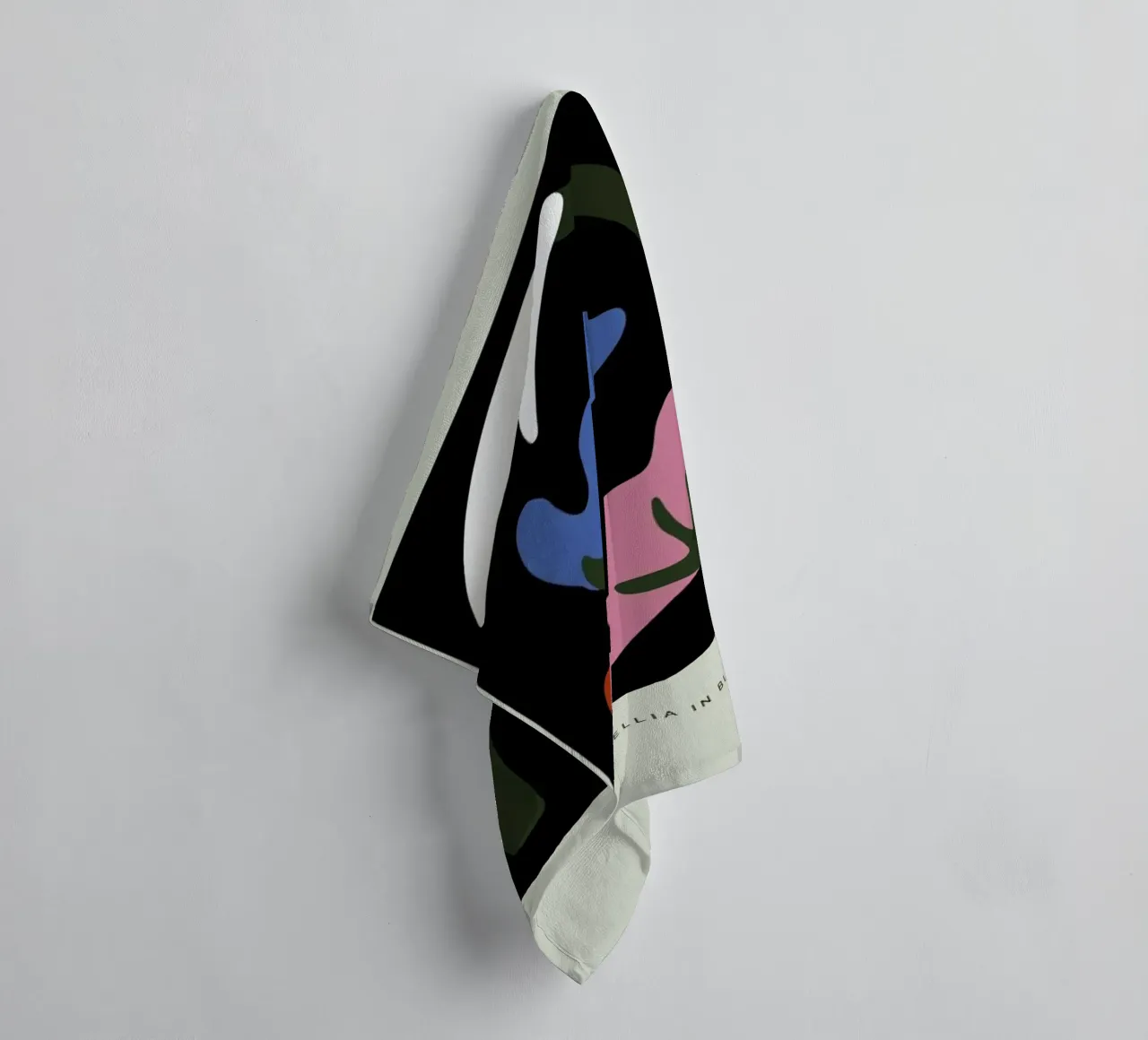 Camellia In Bloom II asciugamano da bagno da Studio One