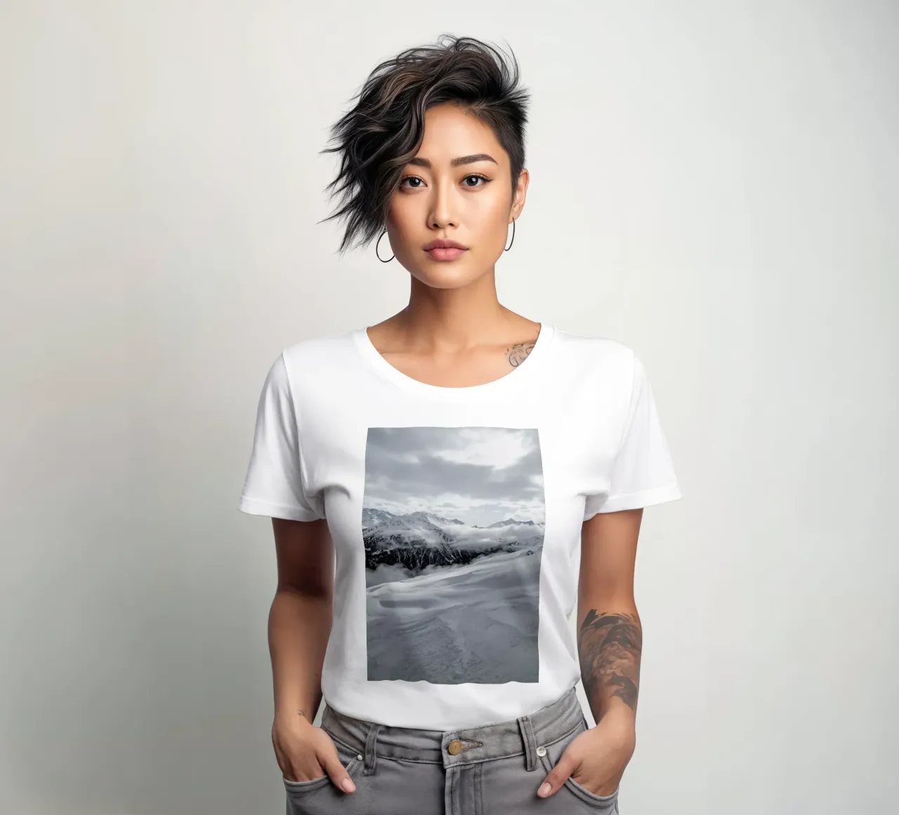 Clouds In The Mountains t-shirt da donna da Sebastian Hilgetag