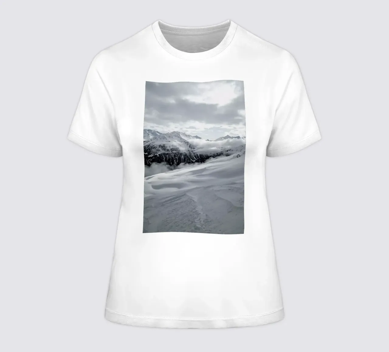 Clouds In The Mountains t-shirt da donna da Sebastian Hilgetag