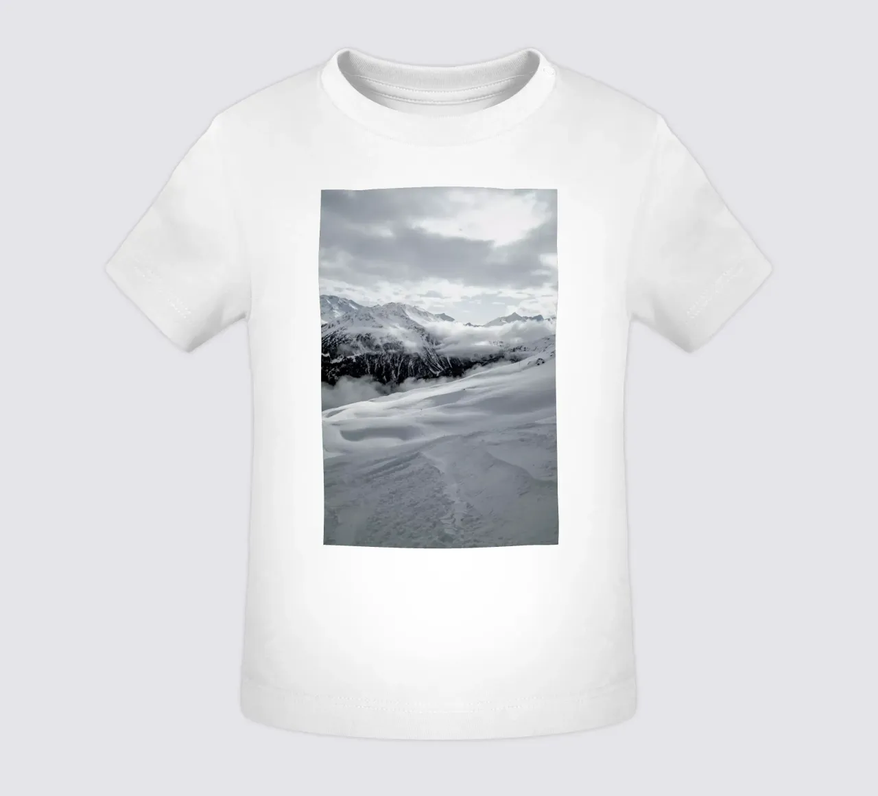 Clouds In The Mountains maglietta neonato da Sebastian Hilgetag