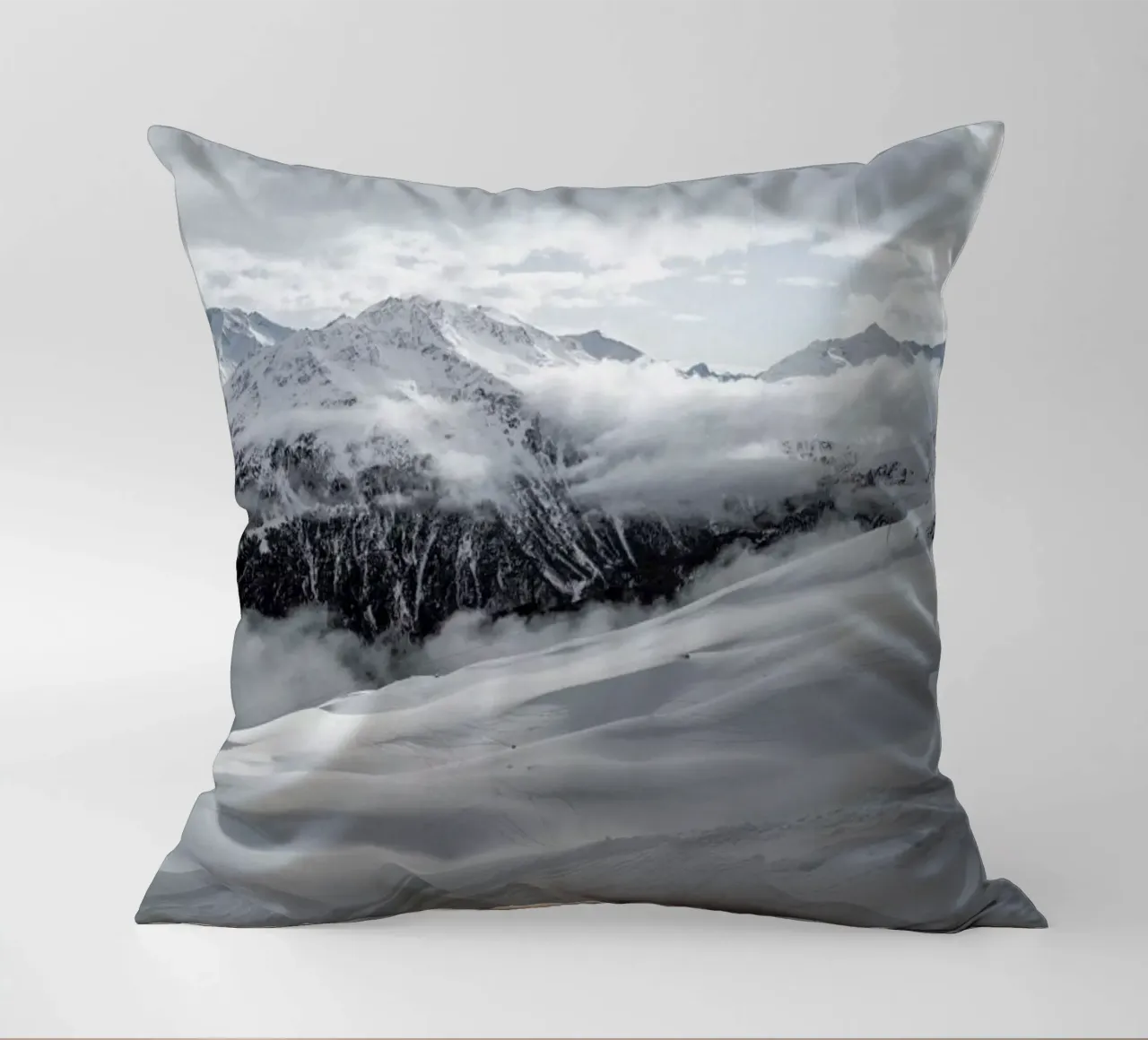 Clouds In The Mountains cuscino da Sebastian Hilgetag