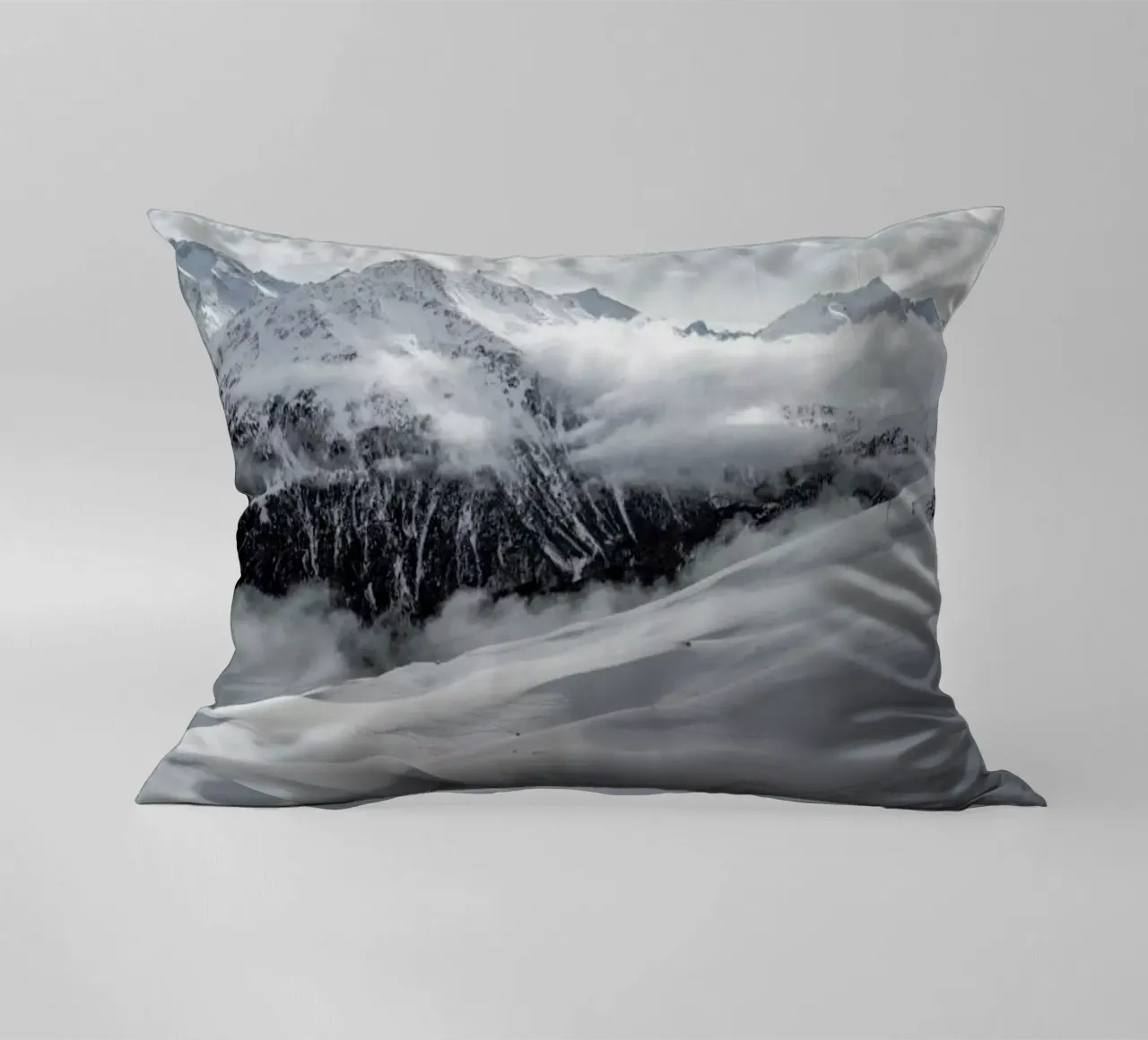 Clouds In The Mountains cuscino da Sebastian Hilgetag