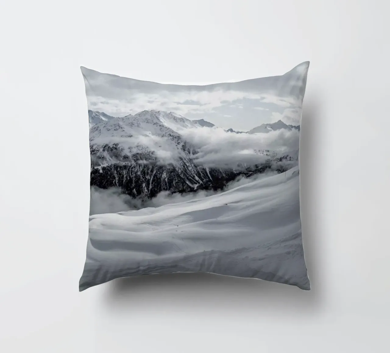 Clouds In The Mountains cuscino da Sebastian Hilgetag