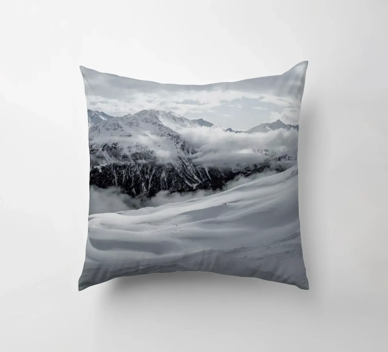 Clouds In The Mountains cuscino da Sebastian Hilgetag