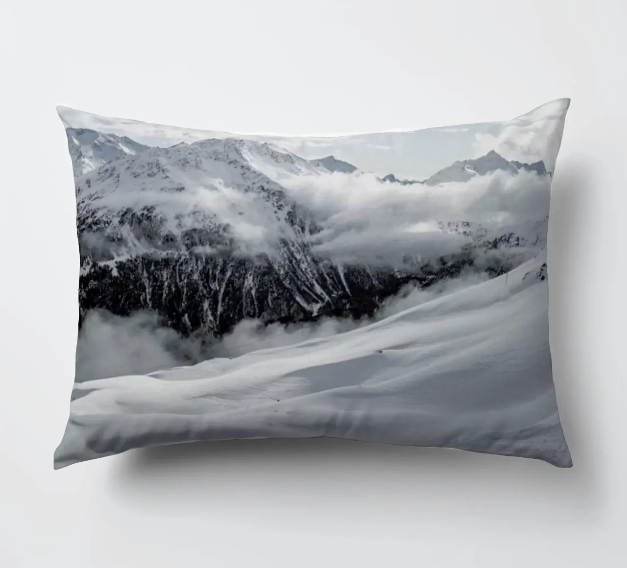 Clouds In The Mountains cuscino da Sebastian Hilgetag