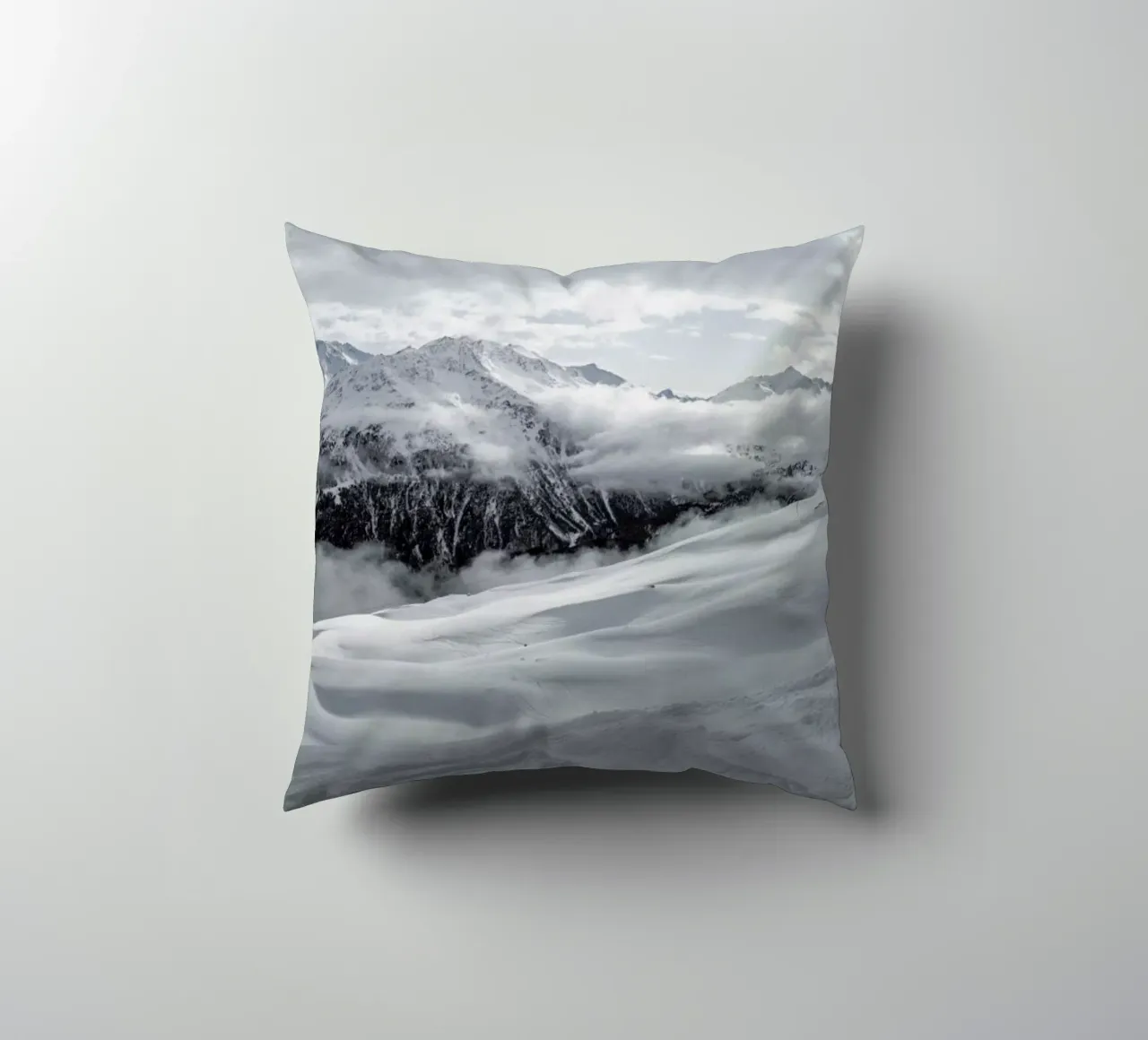 Clouds In The Mountains cuscino da Sebastian Hilgetag