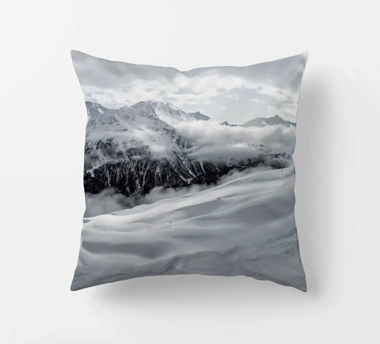 Clouds In The Mountains cuscino da Sebastian Hilgetag