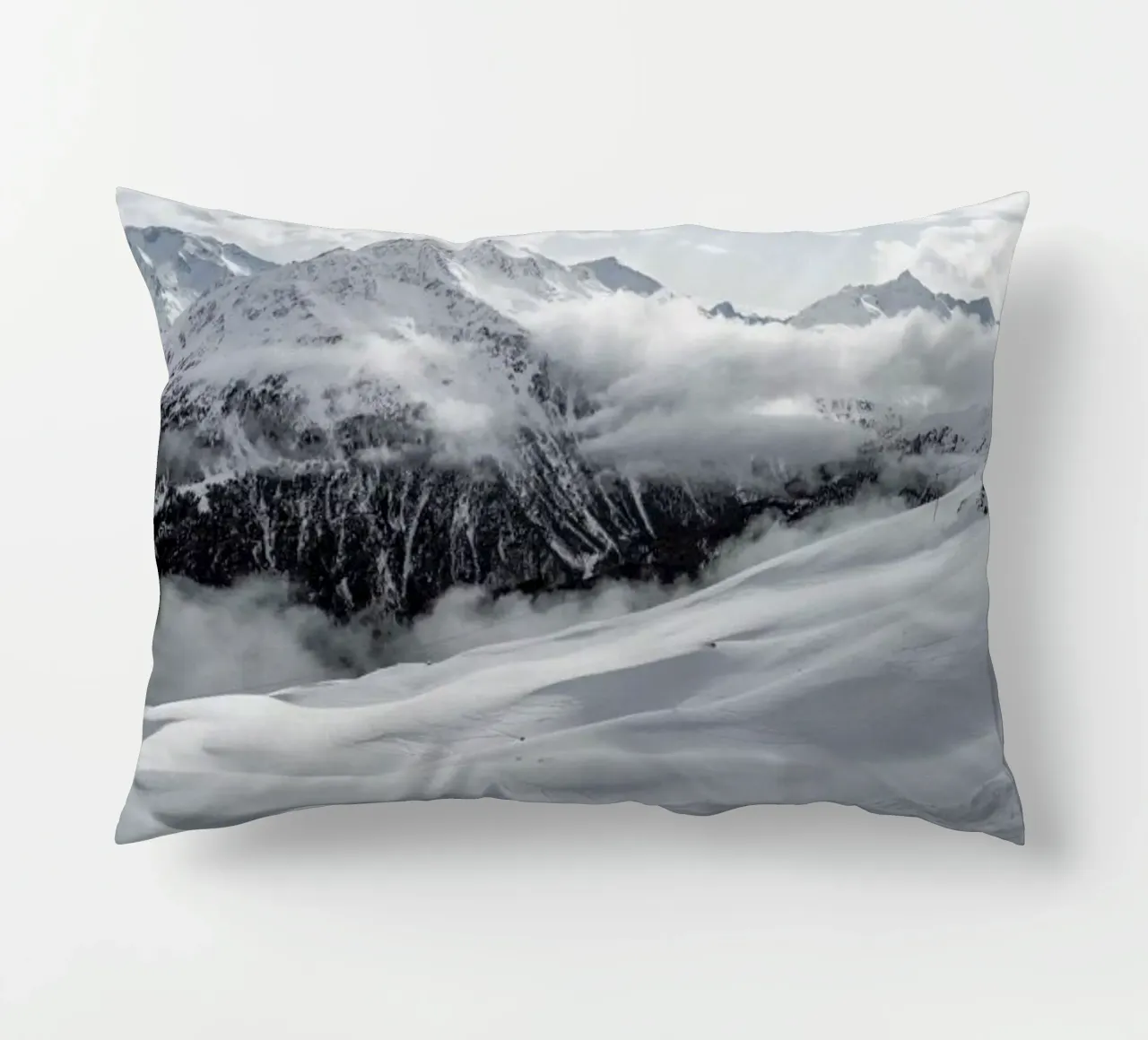 Clouds In The Mountains cuscino da Sebastian Hilgetag